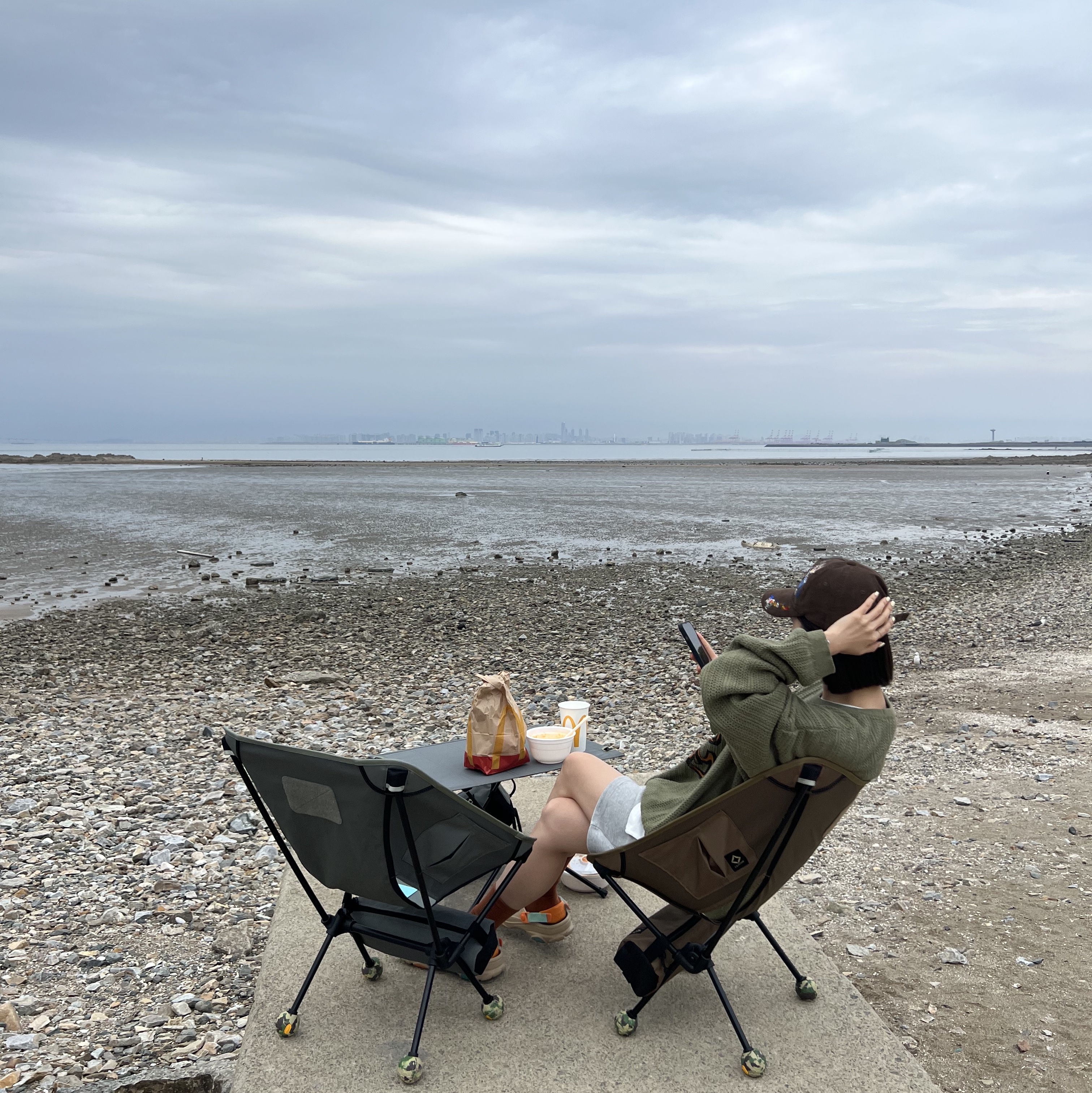 Helinox Tactical Chair Coyote Tan, Helinox Tactical Chair Foliage Green 착용 스타일 - 3