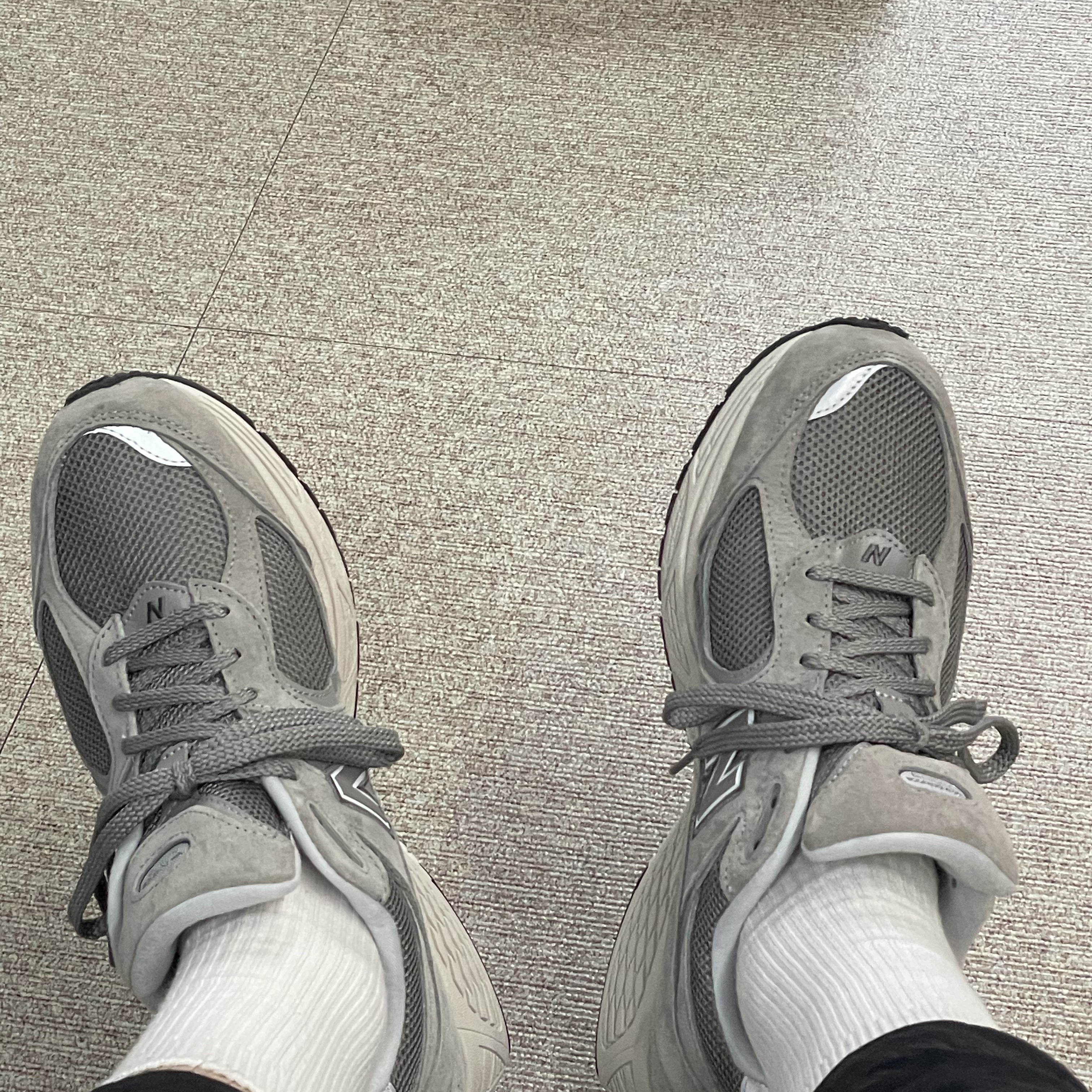 New Balance 2002R Grey 착용 스타일