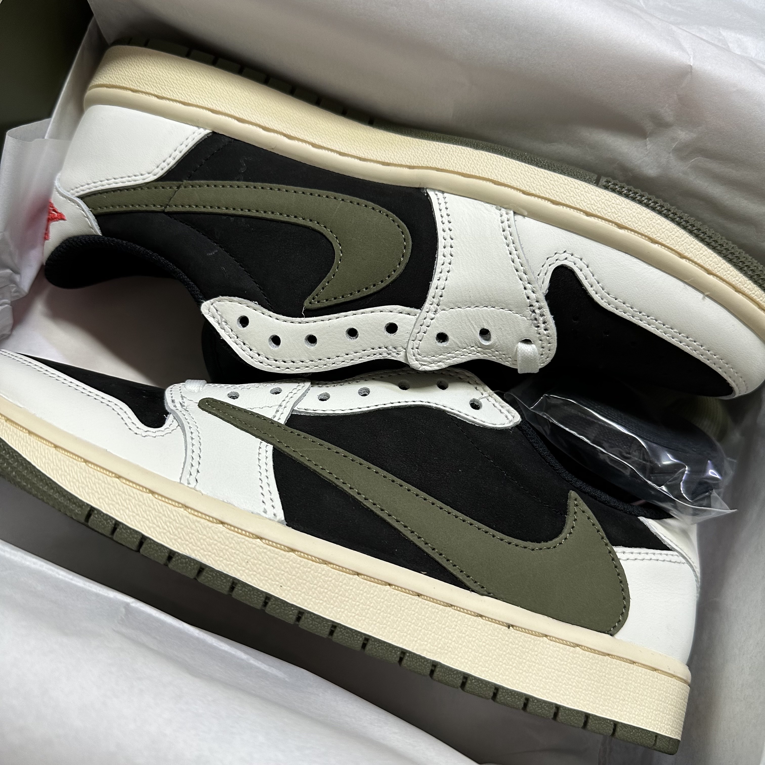 (W) Jordan 1 x Travis Scott Retro Low OG SP Medium Olive 착용 스타일 - 2