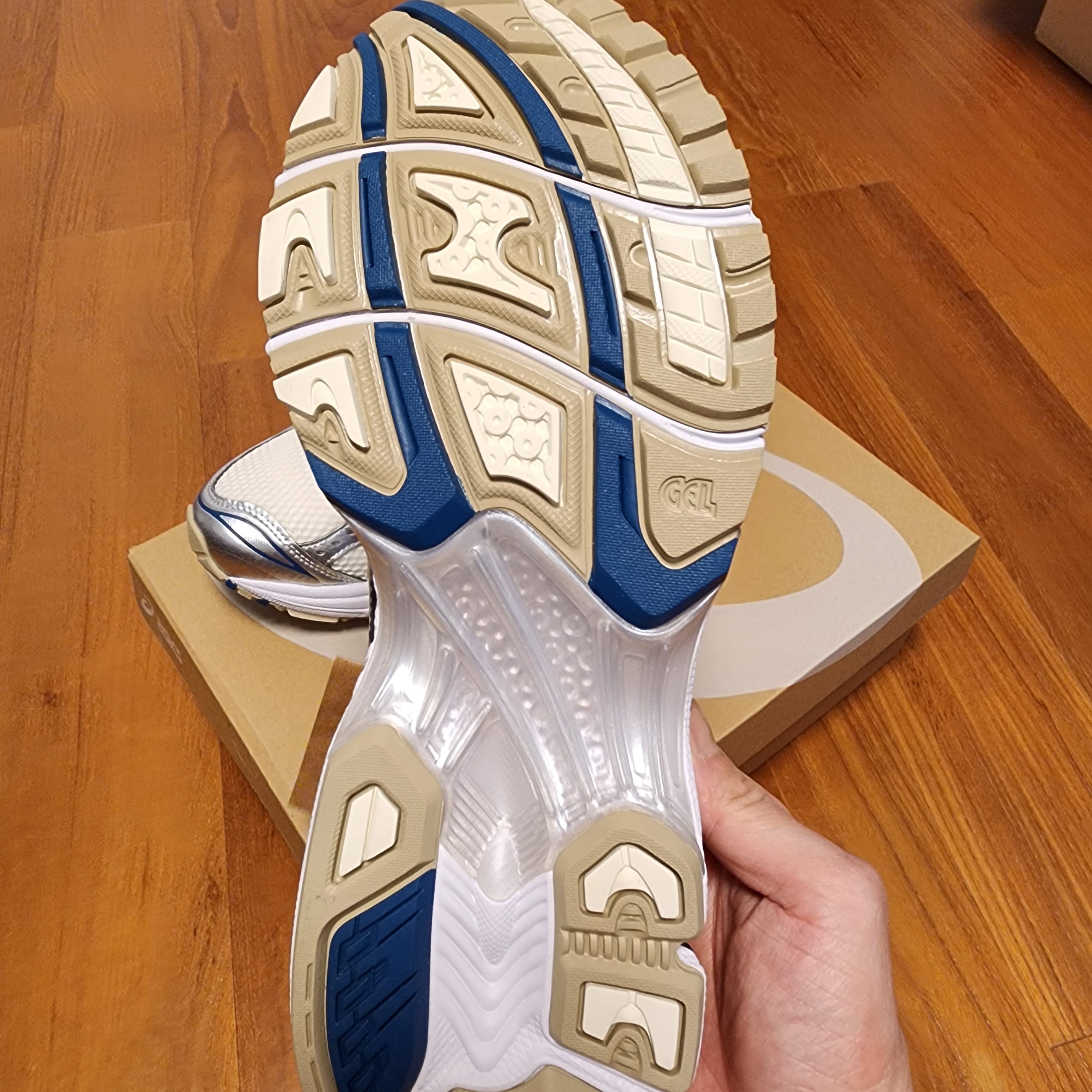 Asics Gel-Kayano 14 Cream Pure Silver 착용 스타일 - 4