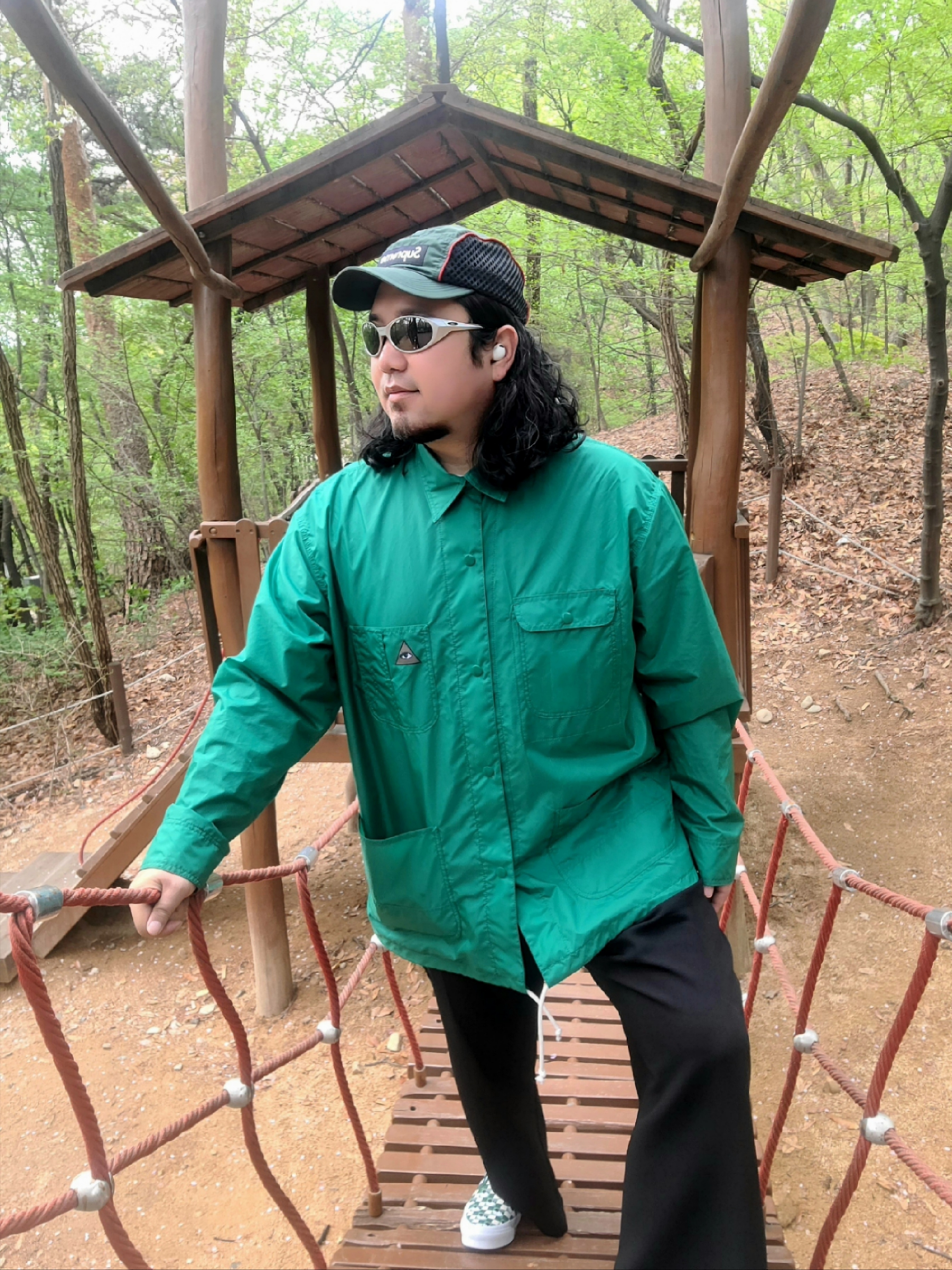 오클리 아이 자켓 리덕스 실버 프레임 프리즘 블랙 폴러라이즈드 렌즈 하이 브릿지 핏 착용 스타일 - 2