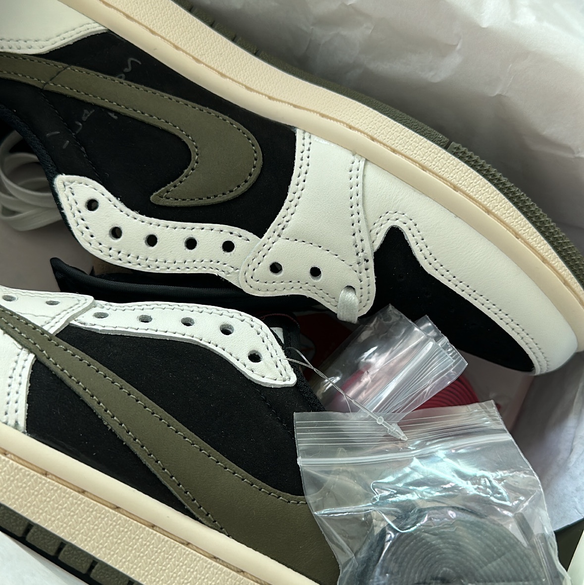 (W) Jordan 1 x Travis Scott Retro Low OG SP Medium Olive 착용 스타일