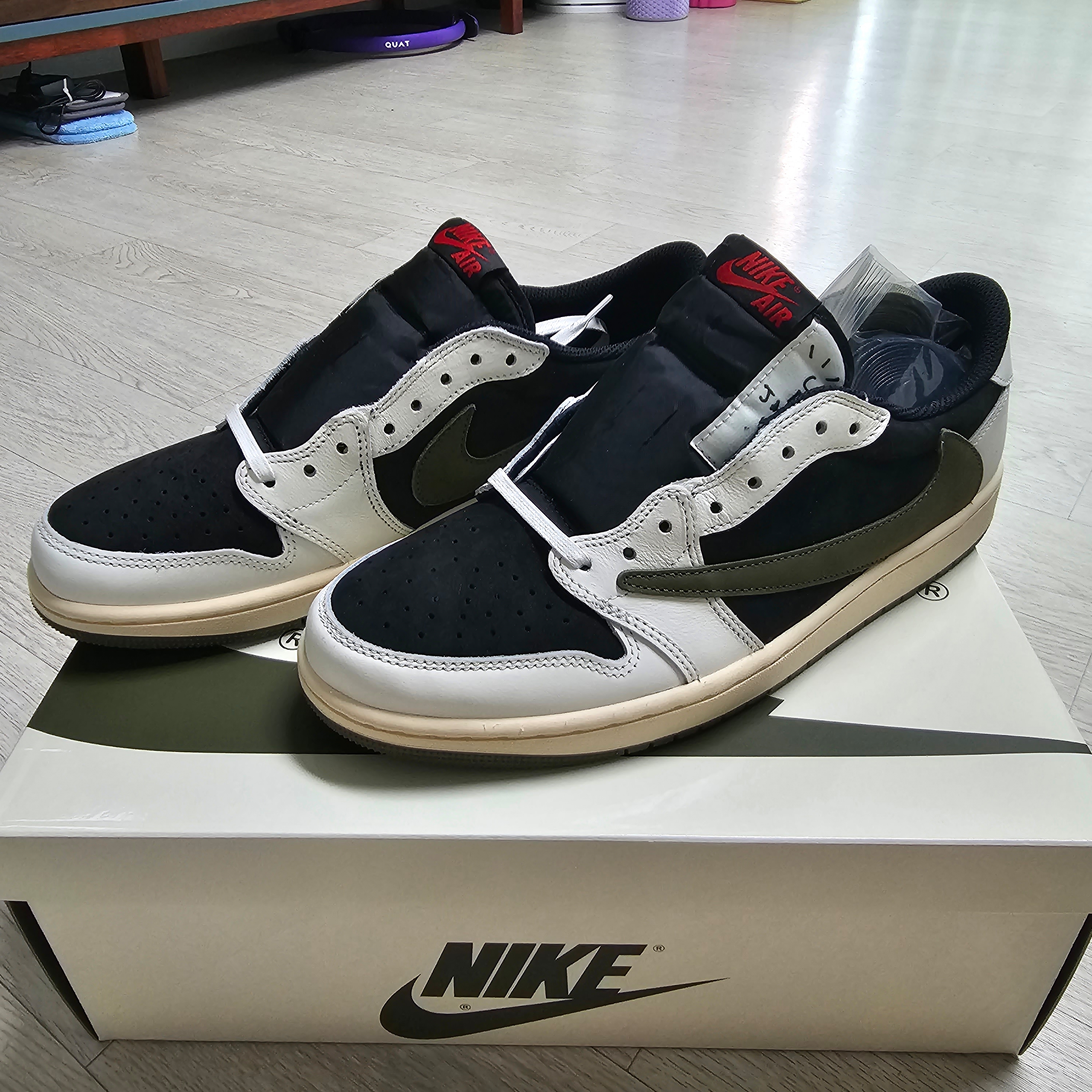 (W) Jordan 1 x Travis Scott Retro Low OG SP Medium Olive 착용 스타일 - 1