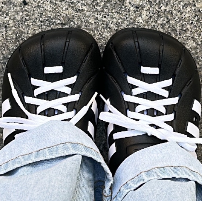 Adidas Adilette Clog Black White 착용 스타일