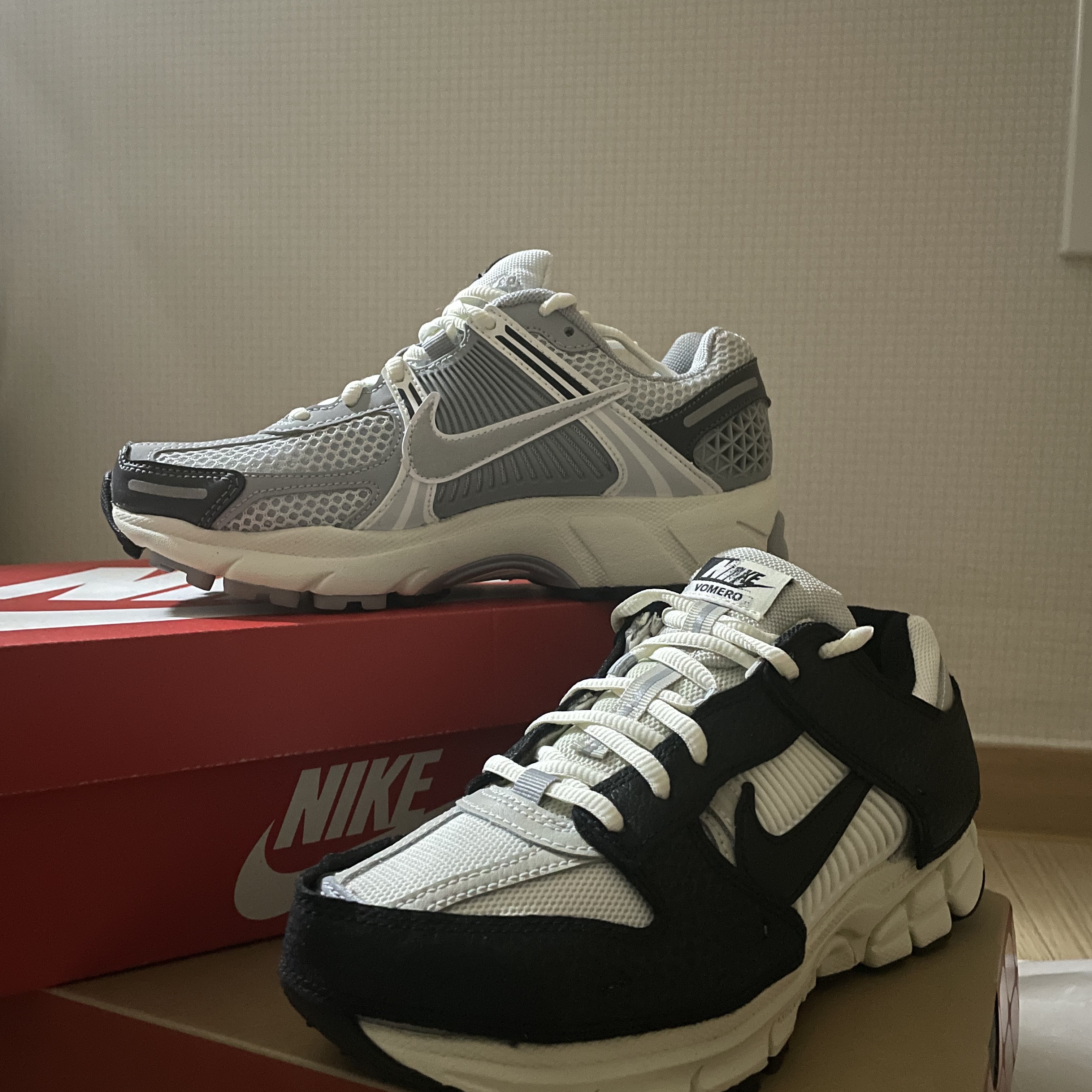 (W) Nike Zoom Vomero 5 Pure Platinum Metallic Silver, (W) Nike Zoom Vomero 5 Wolf Grey and Black 착용 스타일 - 3