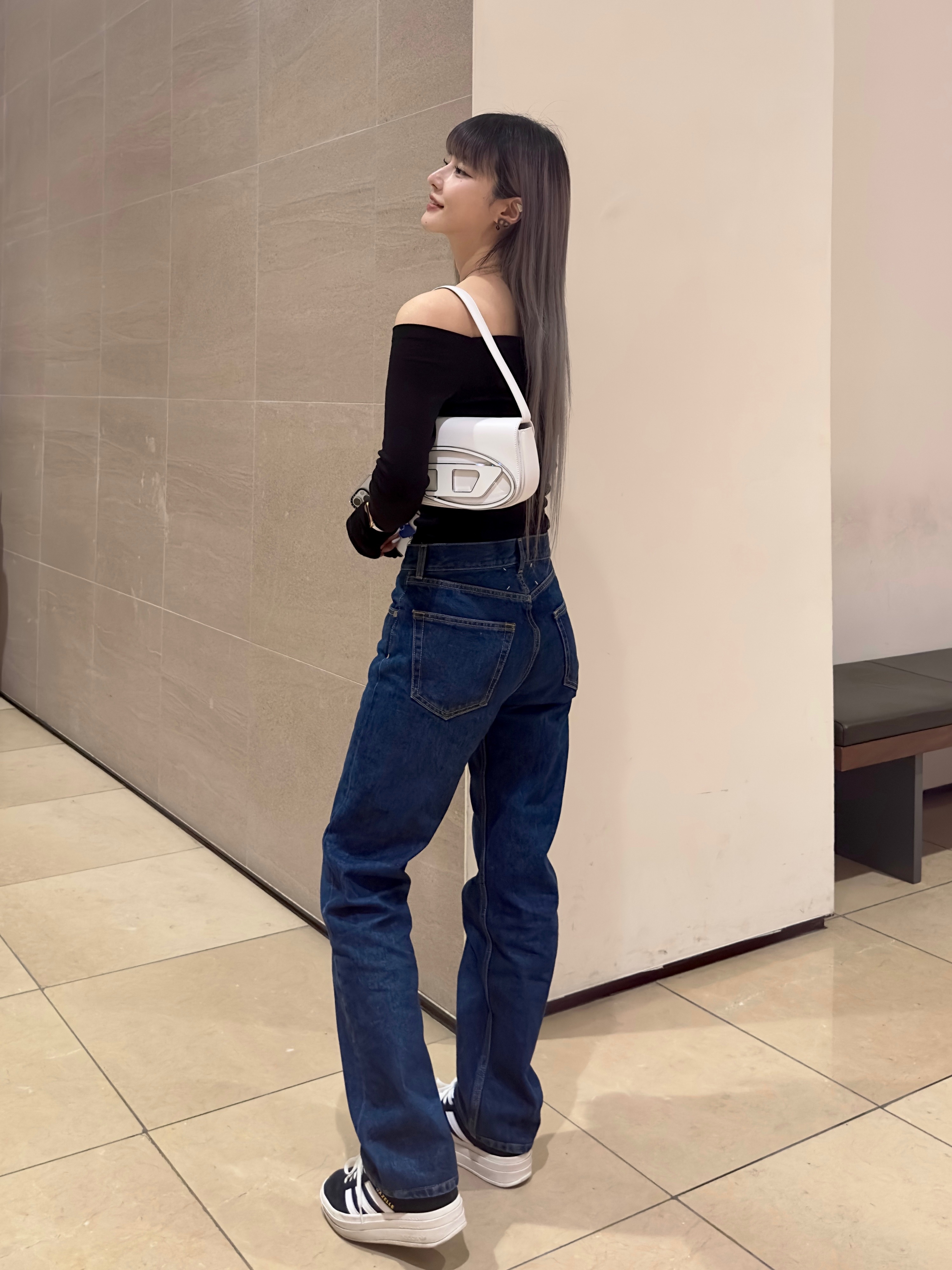 Diesel 1DR Shoulder Bag in Nappa Leather White, Maison Margiela Overdyed Cropped Jeans Dark Wash 착용 스타일 - 1