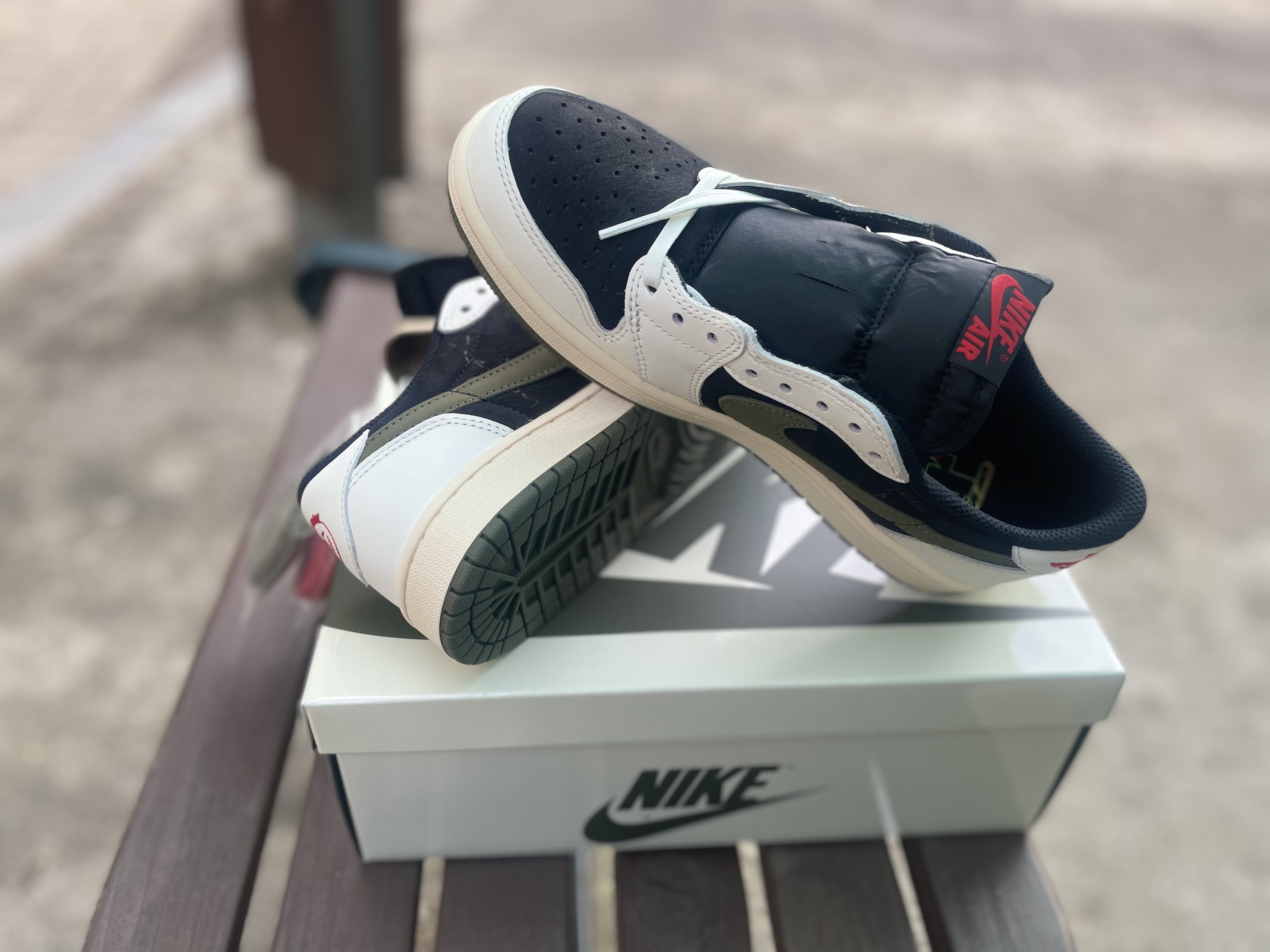 (W) Jordan 1 x Travis Scott Retro Low OG SP Medium Olive 착용 스타일 - 1
