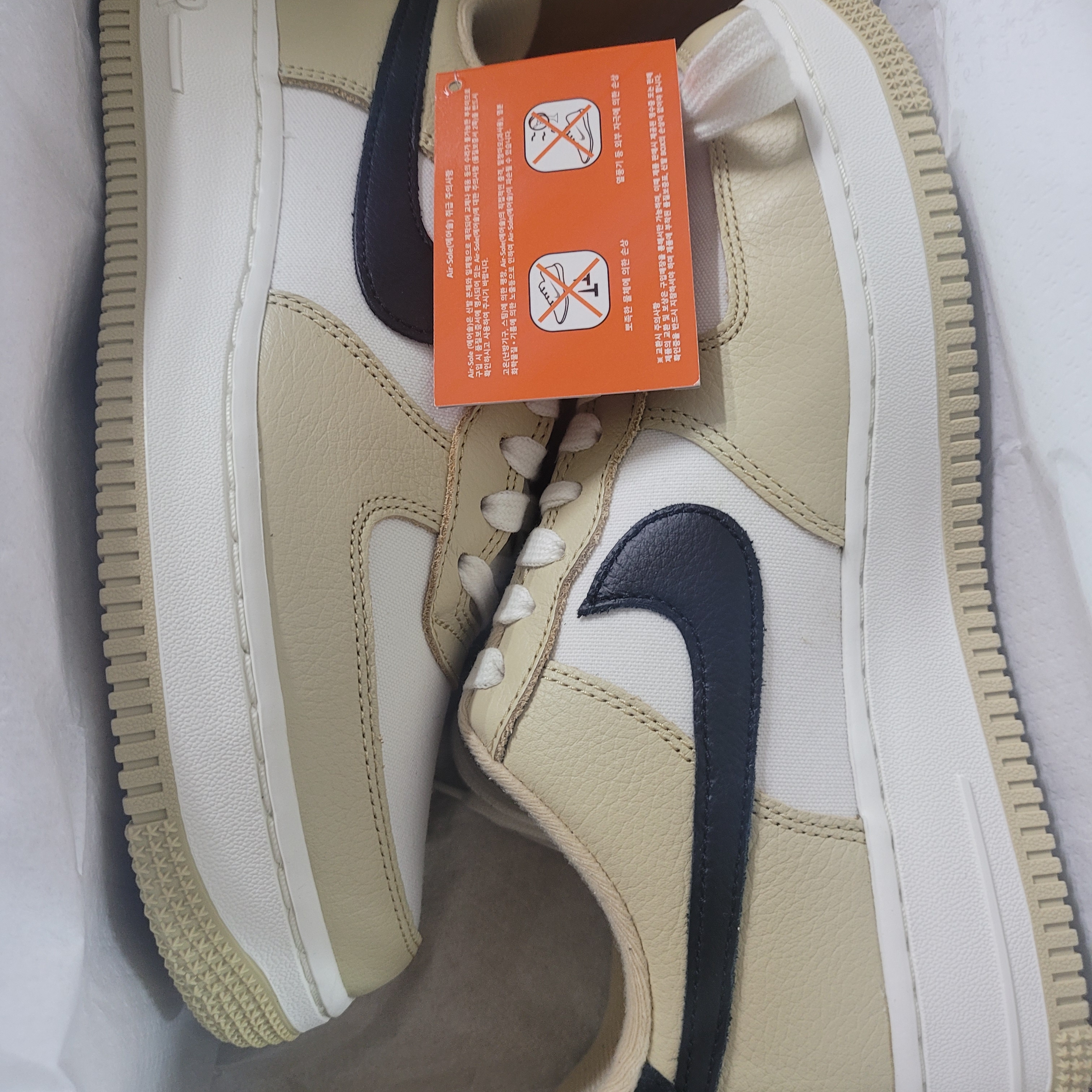 Nike Air Force 1 '07 LX Team Gold and Black 착용 스타일