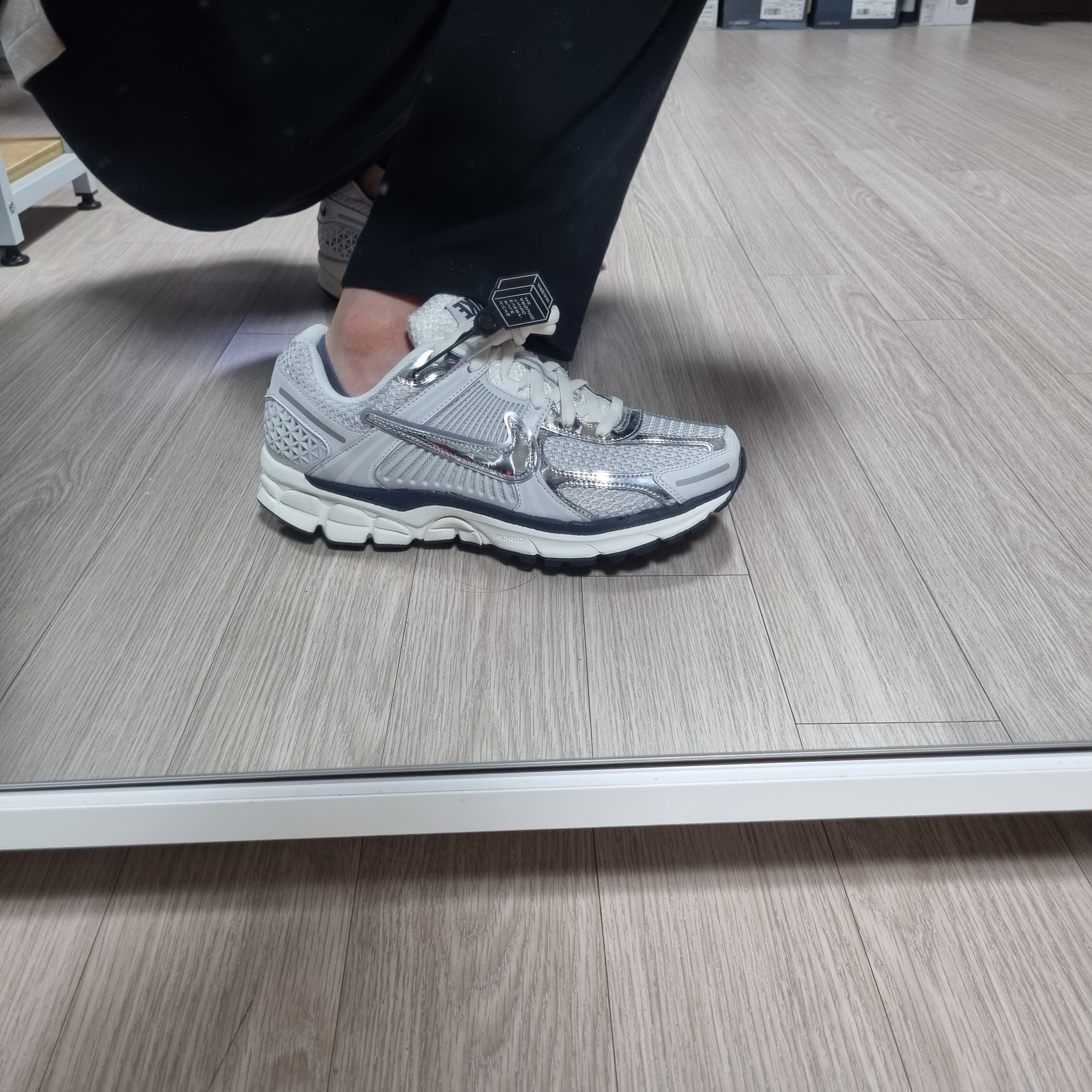 (W) Nike Zoom Vomero 5 Photon Dust and Metallic Silver 착용 스타일