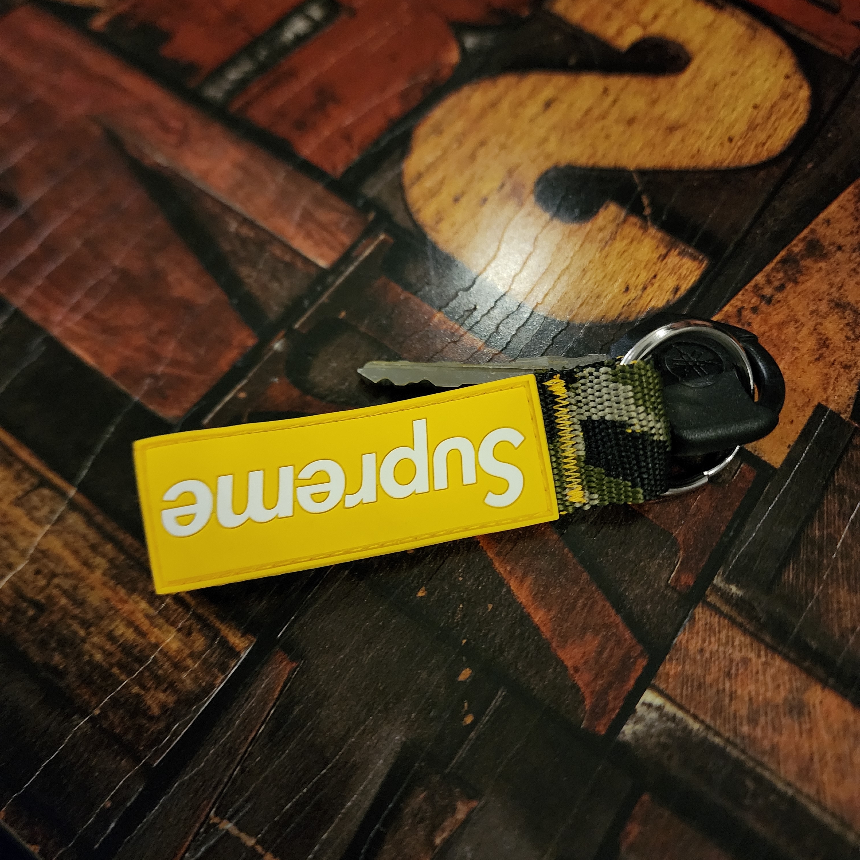 Supreme Webbing Keychain Yellow Camo - 23SS 착용 스타일
