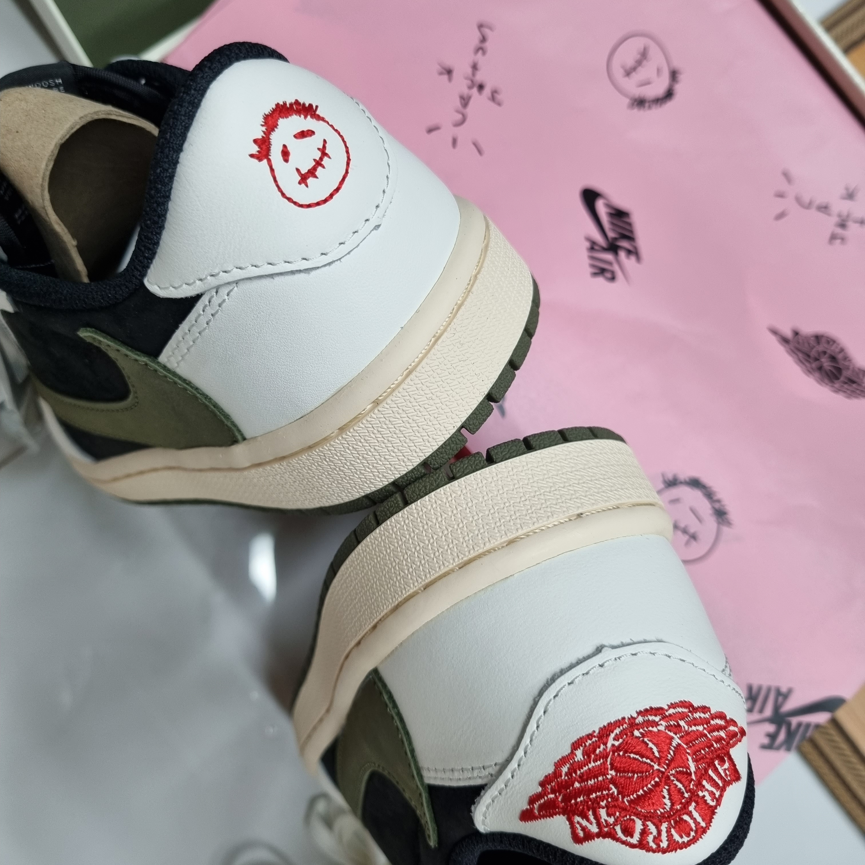 (W) Jordan 1 x Travis Scott Retro Low OG SP Medium Olive 착용 스타일