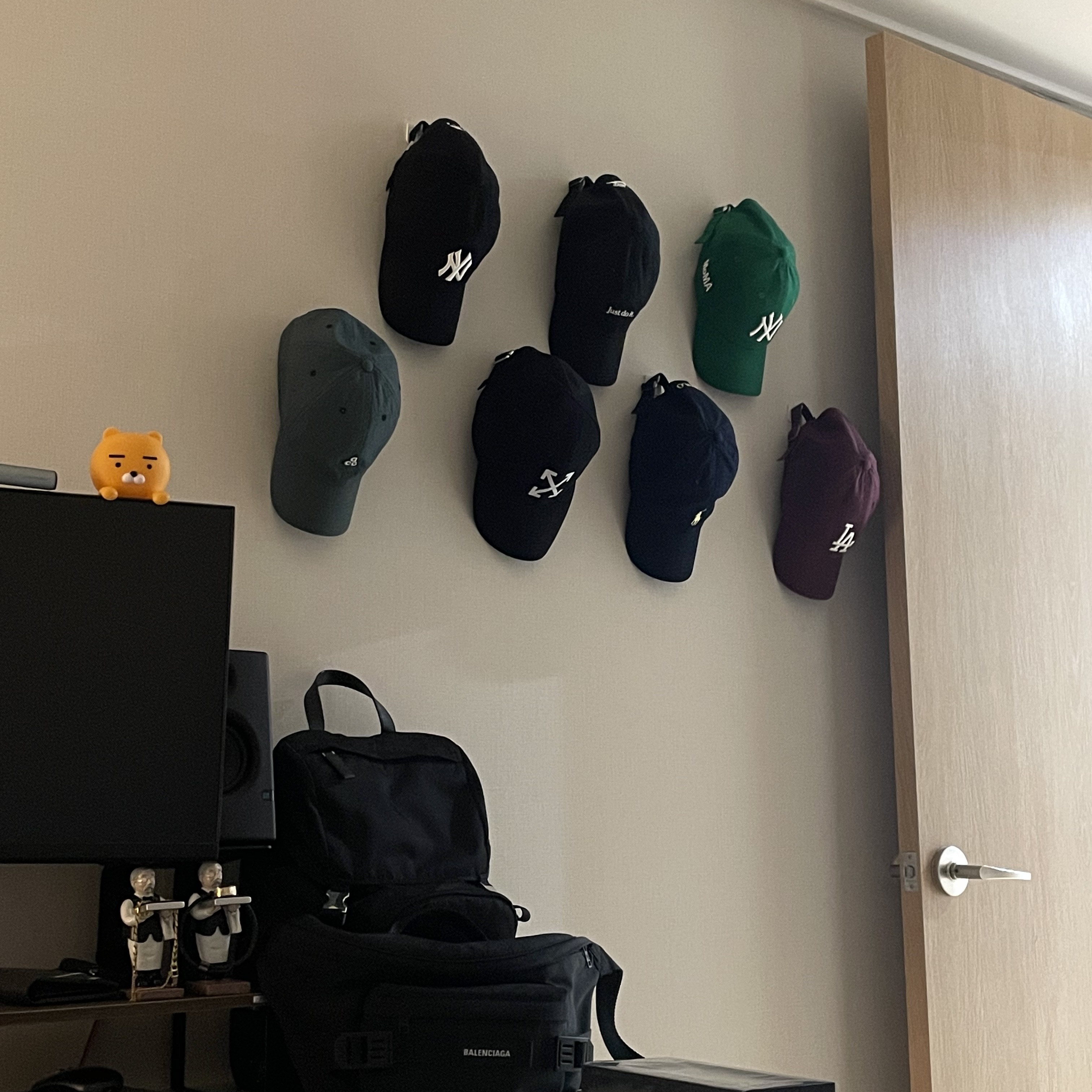 Off-White Arrow Baseball Cap Black, New Era x MoMA New York Yankees Cap Kelly Green 착용 스타일