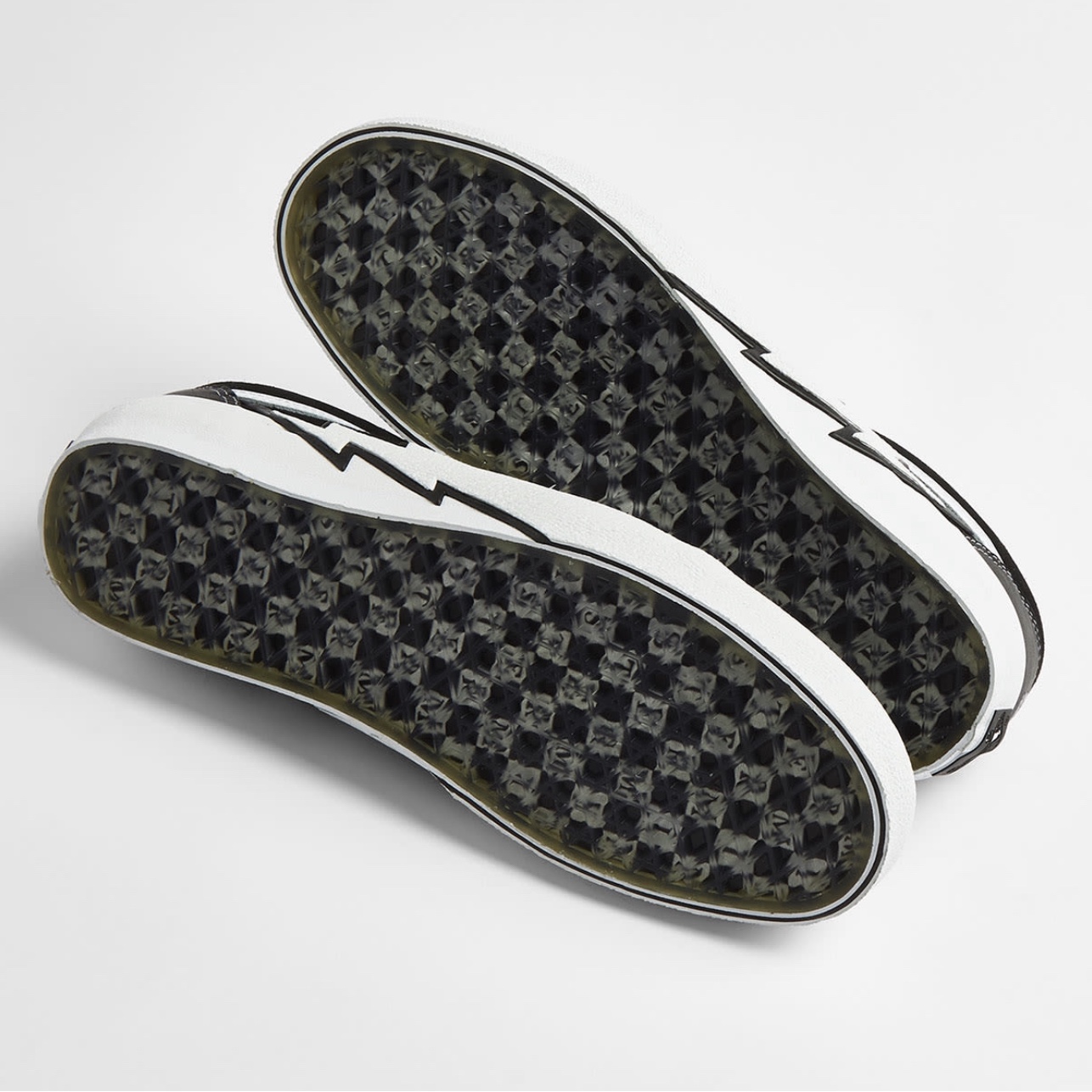 Vans Vault x Mastermind World Old Skool Bolt Black 착용 스타일 - 5