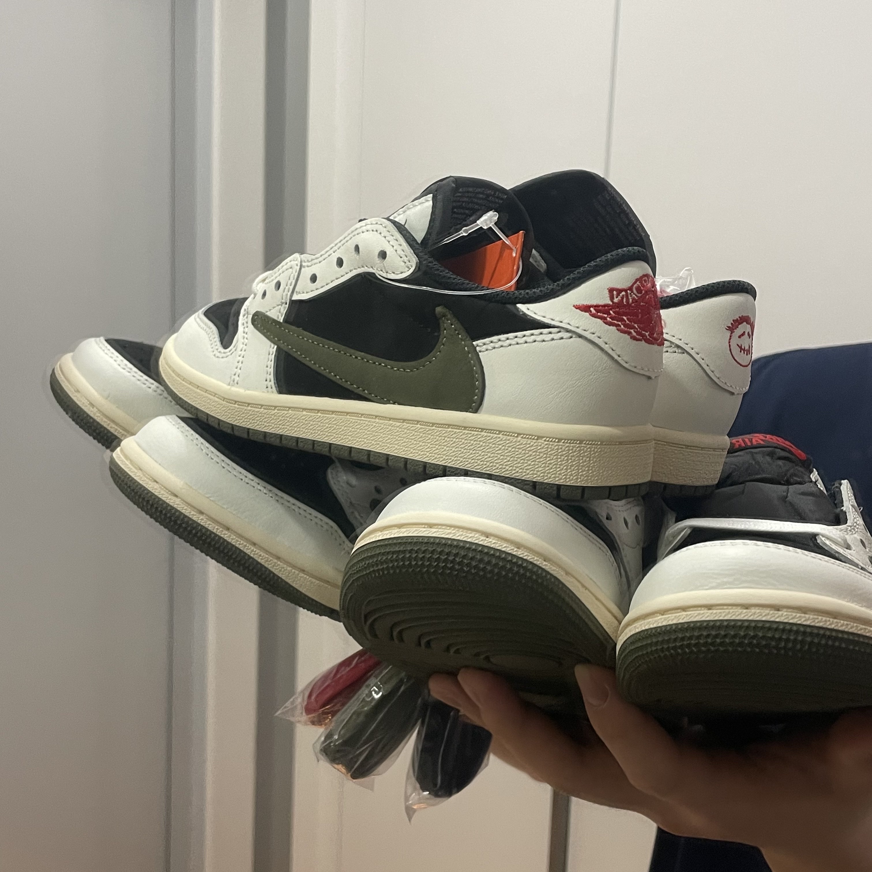 (W) Jordan 1 x Travis Scott Retro Low OG SP Medium Olive, (PS) Jordan 1 x Travis Scott Retro Low OG SP Medium Olive 착용 스타일 - 2