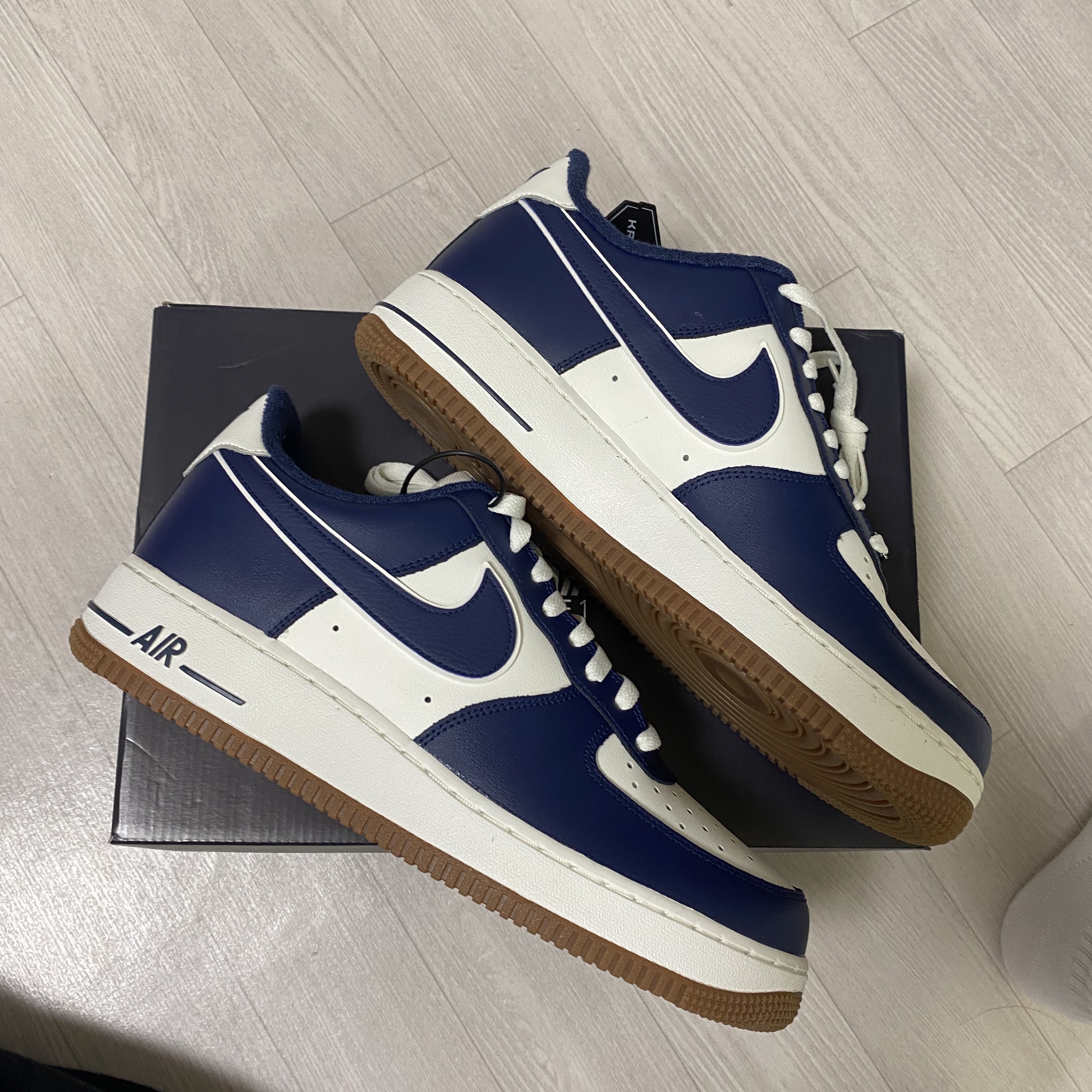Nike Air Force 1 '07 LV8 Midnight Navy 착용 스타일