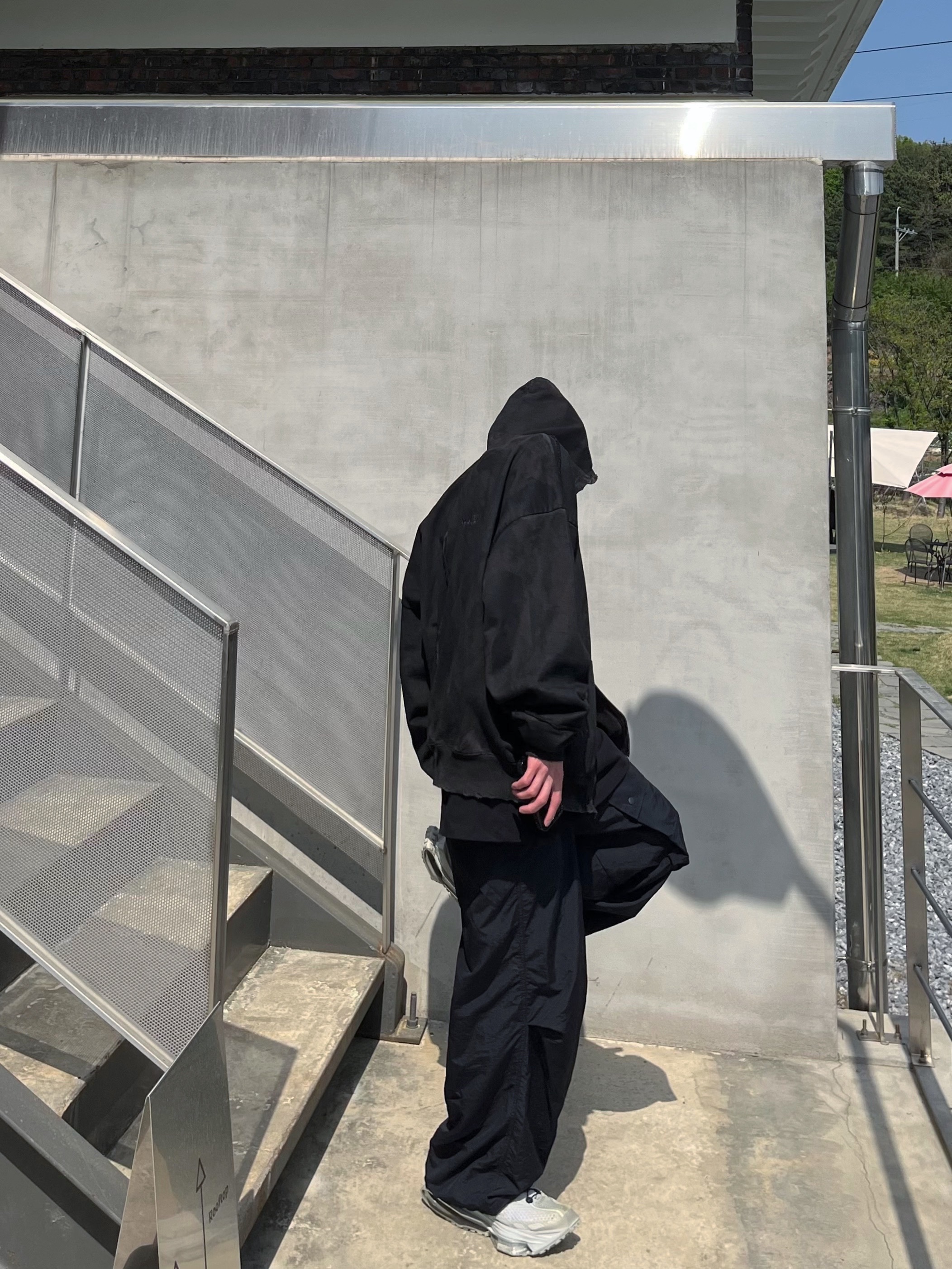 언더마이카 사운드웨이브 더티 코티드 후드 집업 블랙 오일 - 23SS, 나이키 x 매튜 M 윌리엄스 줌 004 스톤 착용 스타일 - 2
