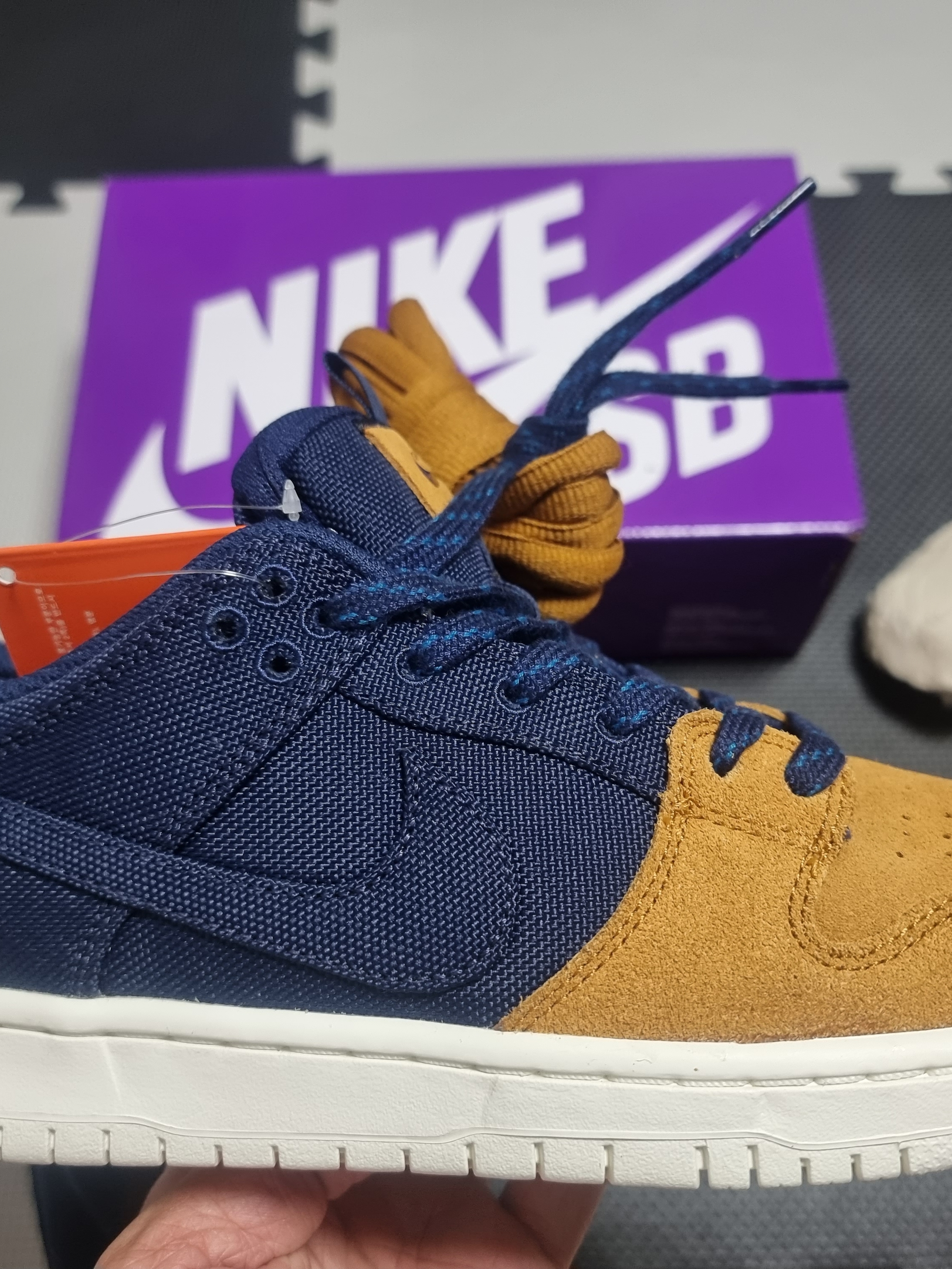 Nike SB Dunk Low Pro Premium Desert Ochre and Midnight Navy 착용 스타일 - 4