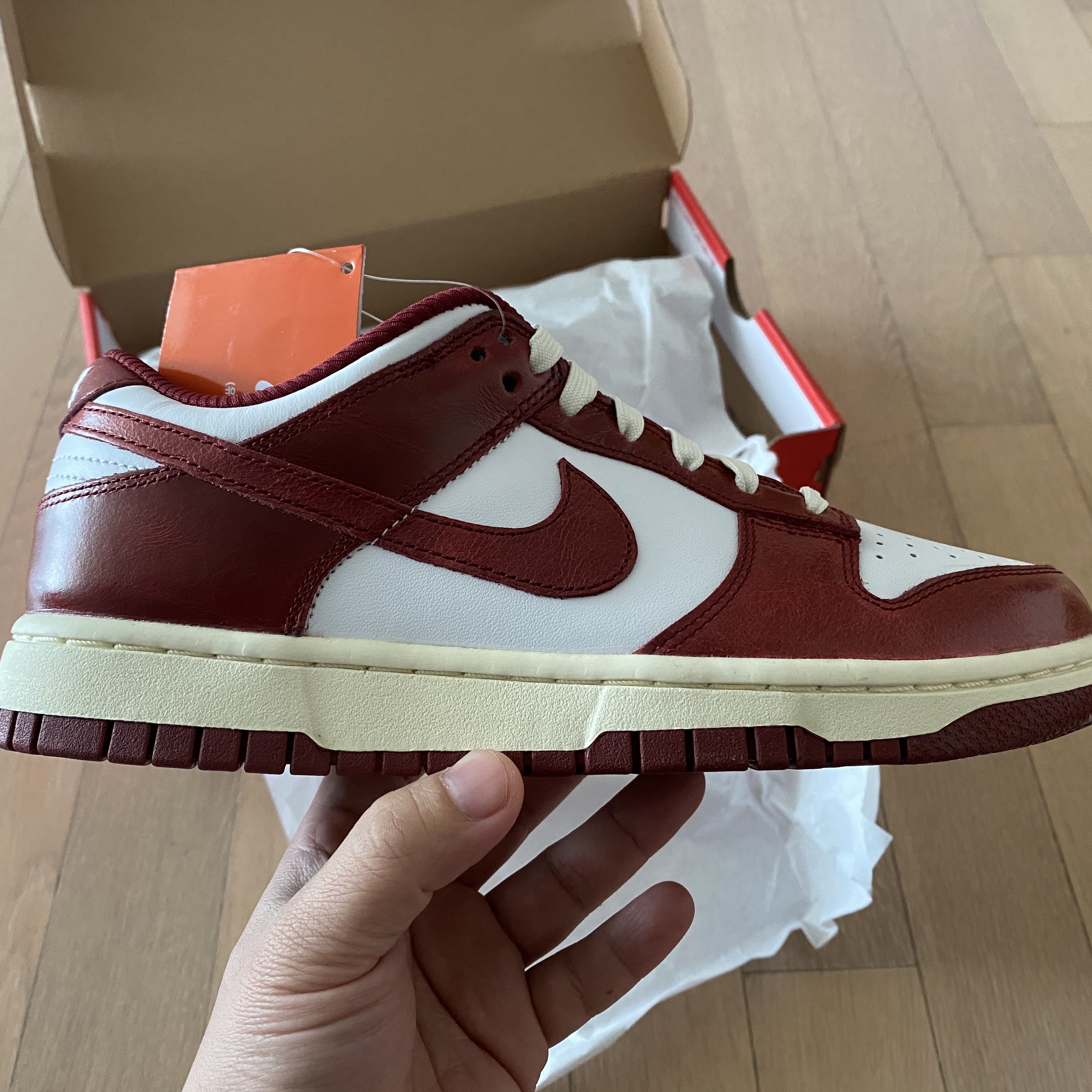 (W) Nike Dunk Low Retro PRM Team Red and White 착용 스타일 - 1