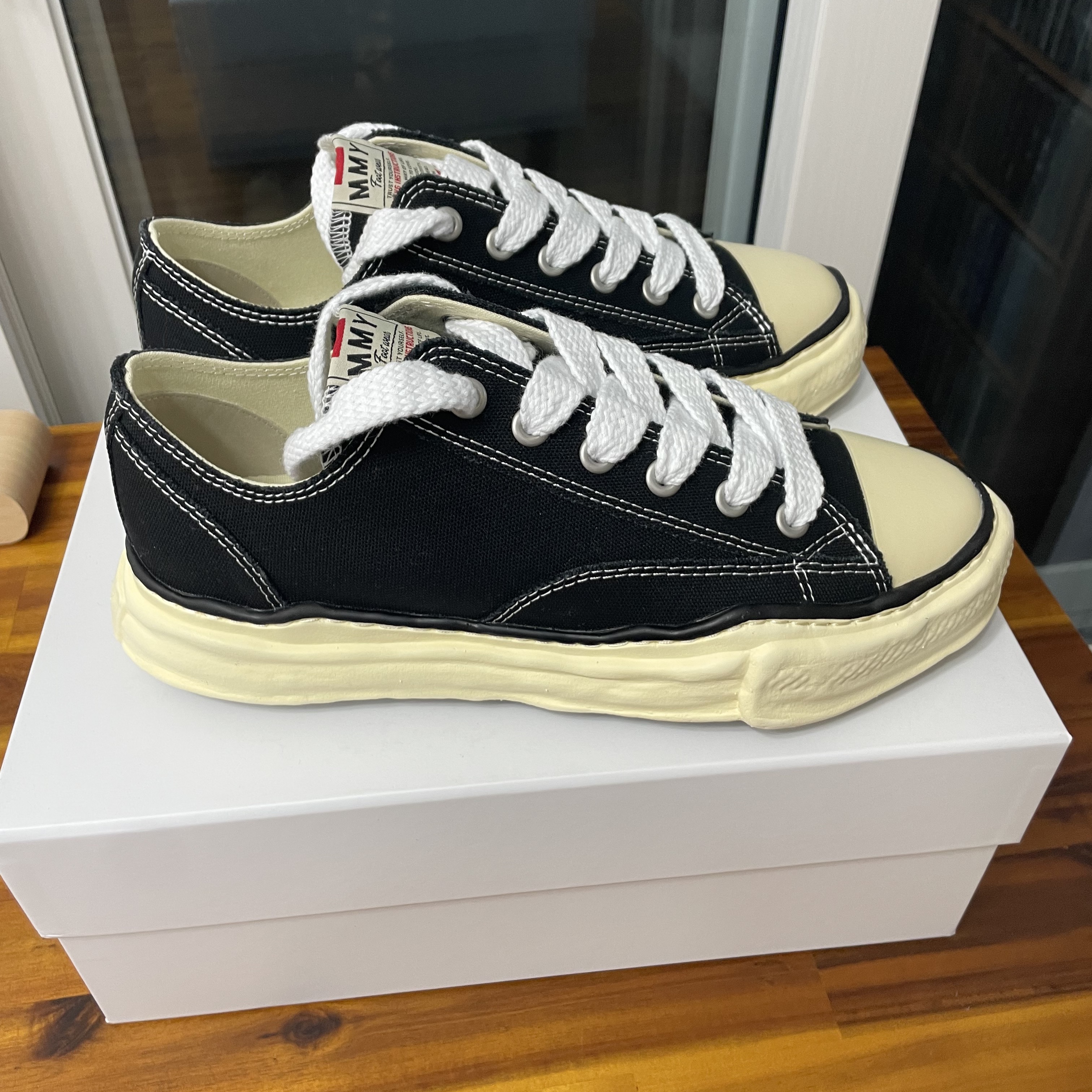 Maison Mihara Yasuhiro Peterson VL OG Sole Canvas Low-top Sneakers Black 착용 스타일 - 2