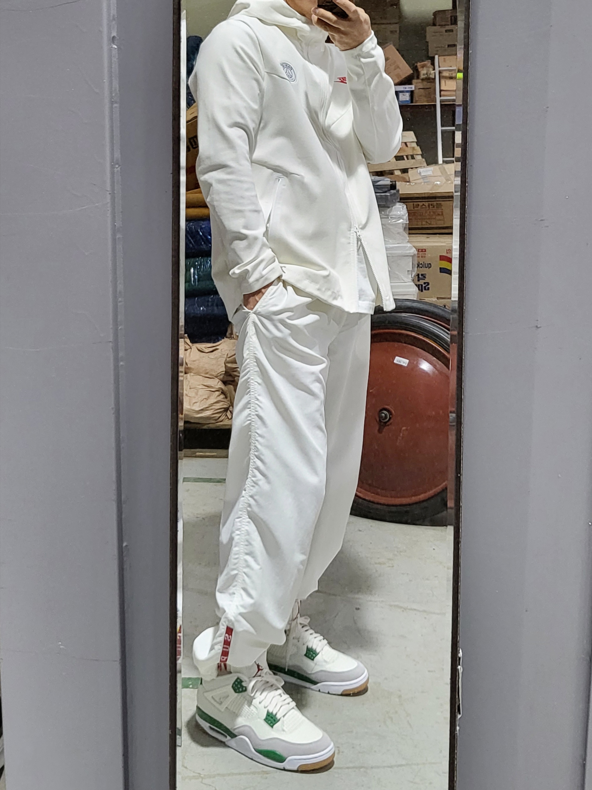 Jordan 4 x Nike SB Retro SP Pine Green, Supreme Warm Up Pants White - 21FW 착용 스타일 - 1