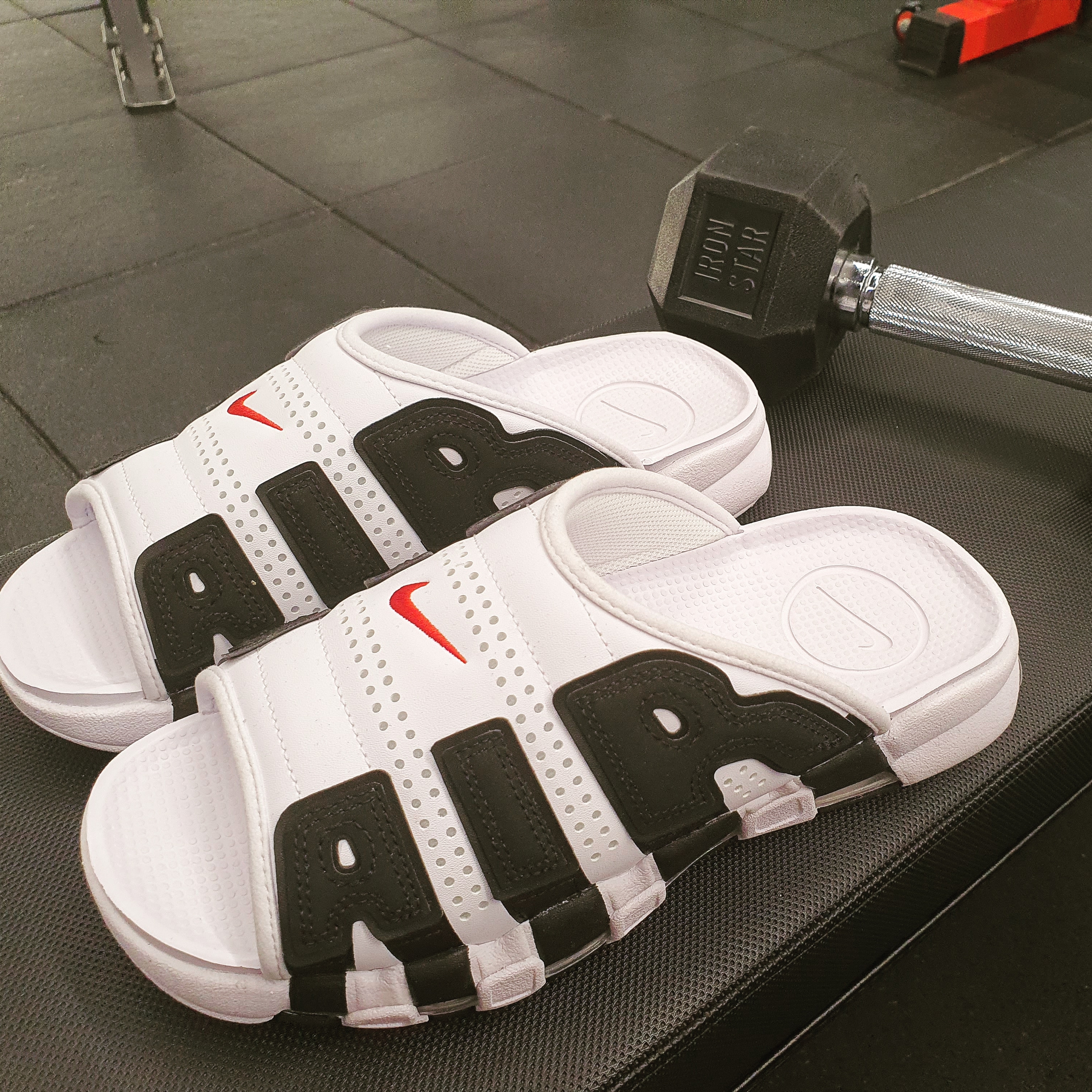 Nike Air More Uptempo Slide White Black 착용 스타일 - 2