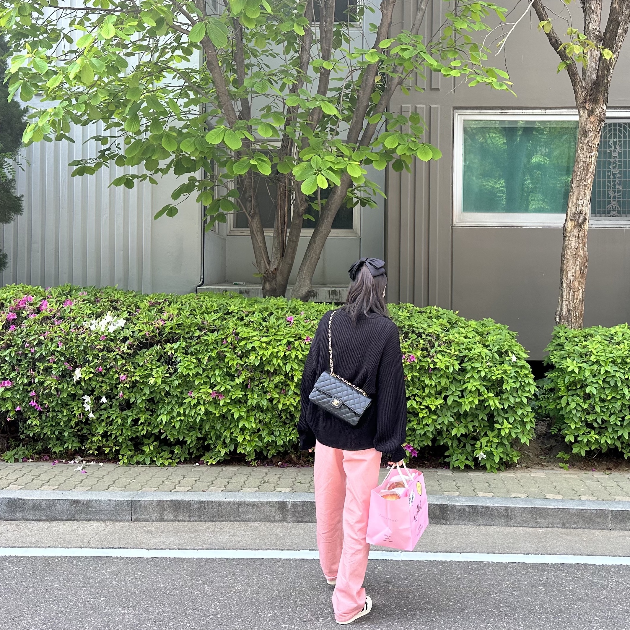 아디다스 x 앙드레 사라이바 슈퍼스타 크림 화이트 코어 블랙, 샤넬 클래식 미디움 플랩백 그레인드 카프스킨 & 골드 메탈 블랙 착용 스타일 - 2