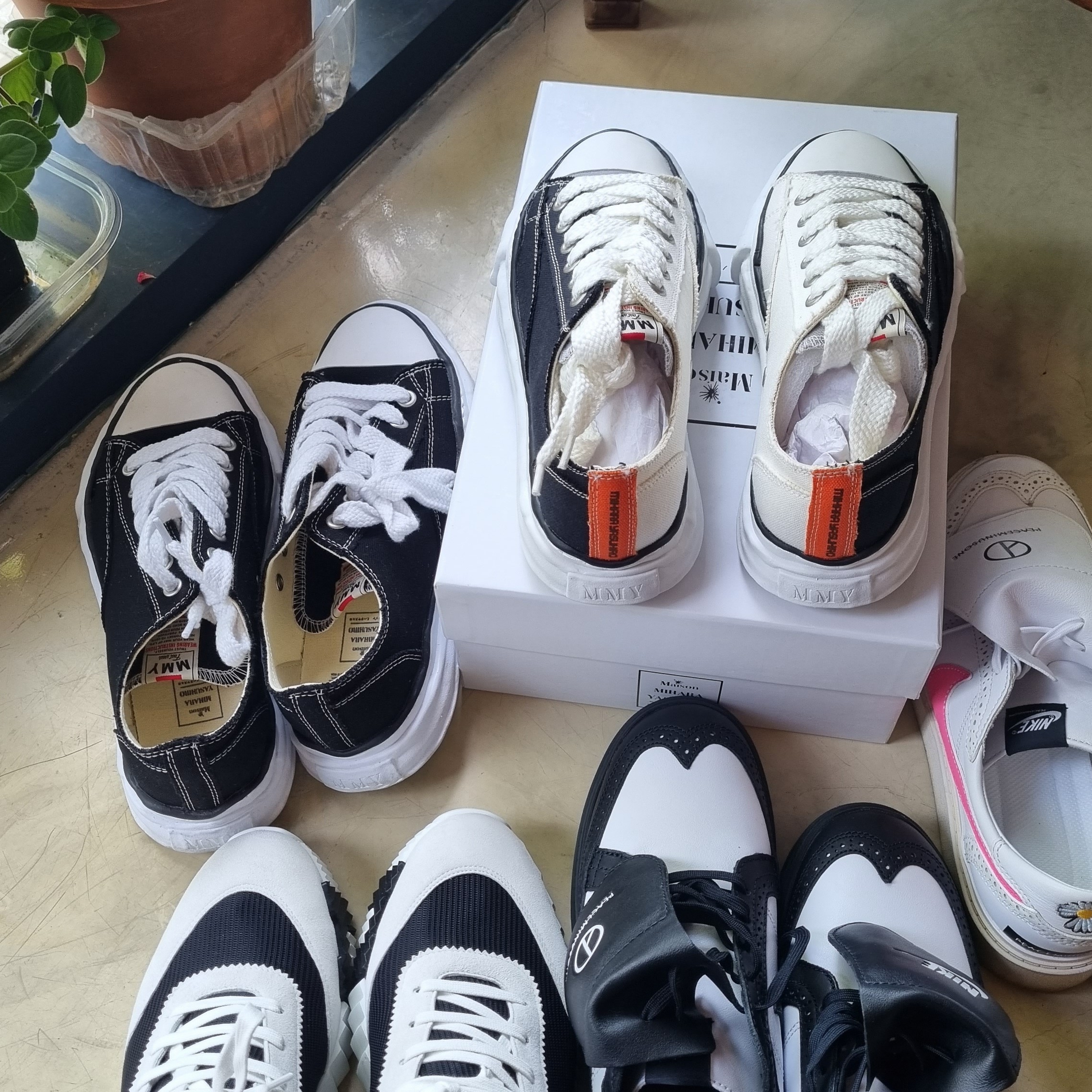 Hermes Bouncing Sneakers Mesh Suede Goatskin & Noir Blanc, Nike x Peaceminusone Kwondo1 Black and White 착용 스타일 - 3