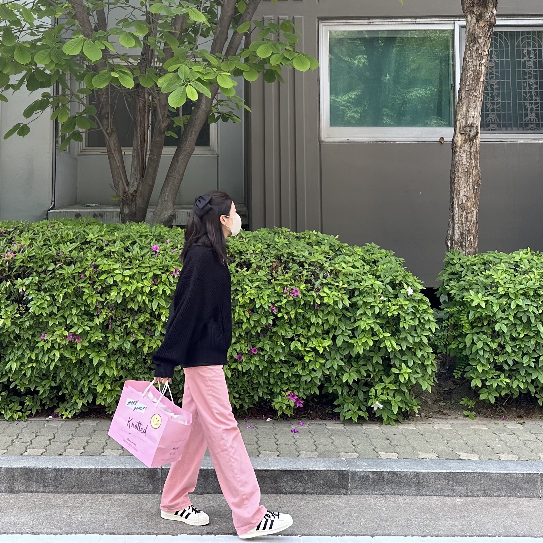 아디다스 x 앙드레 사라이바 슈퍼스타 크림 화이트 코어 블랙, 샤넬 클래식 미디움 플랩백 그레인드 카프스킨 & 골드 메탈 블랙 착용 스타일 - 1