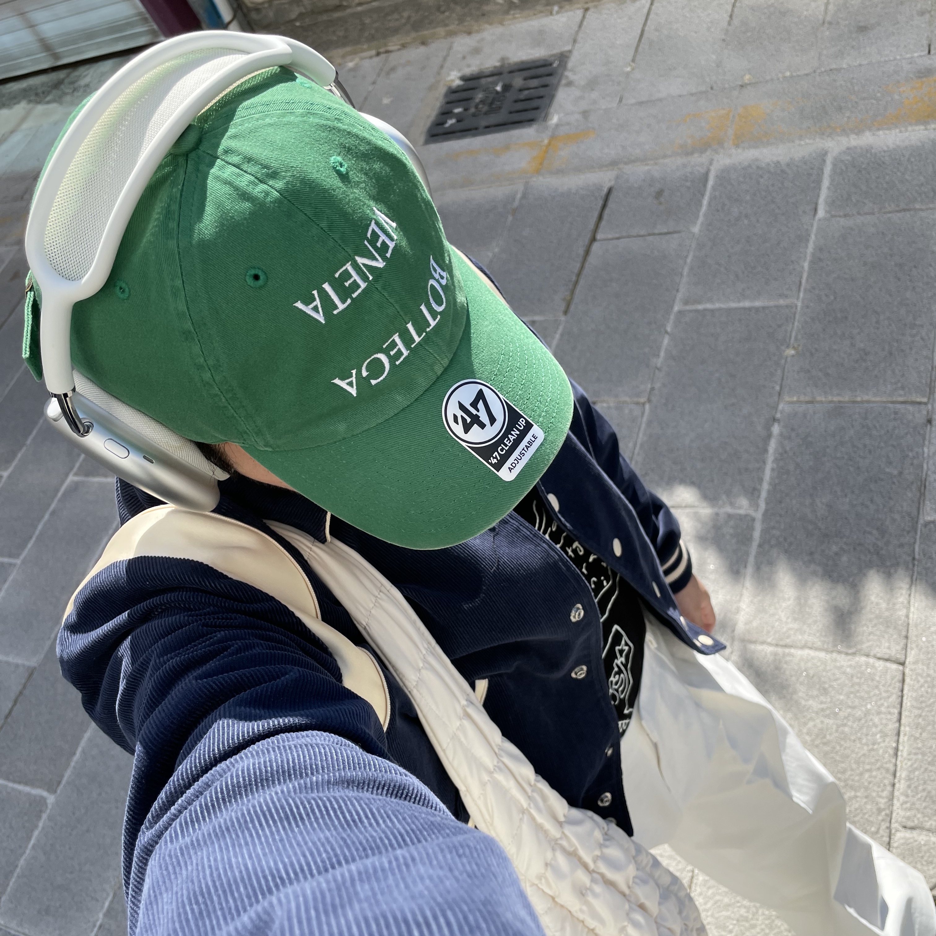 Apple AirPods Max Lightning Silver (Korean Ver.), Celine Teddy Jacket in Corduroy Black 착용 스타일