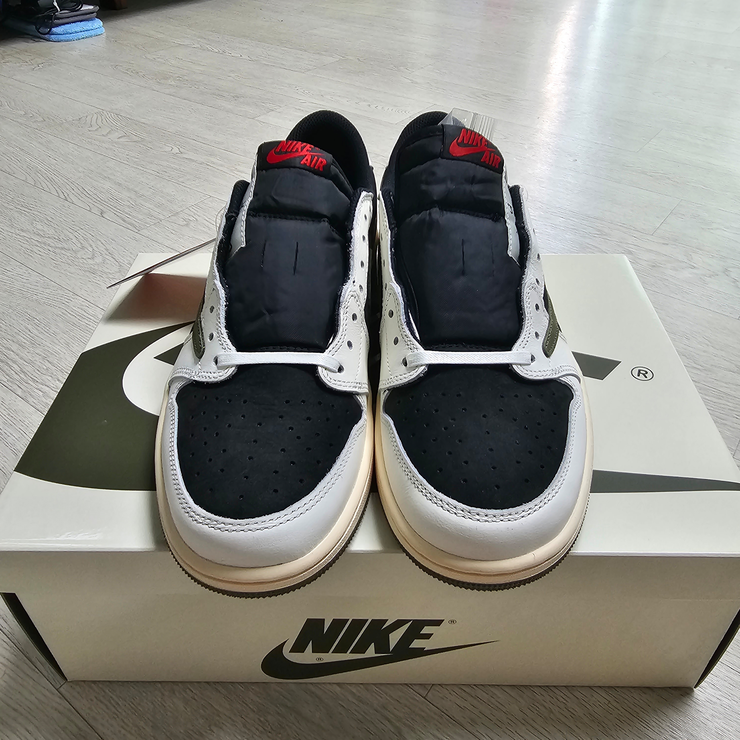 (W) Jordan 1 x Travis Scott Retro Low OG SP Medium Olive 착용 스타일 - 2