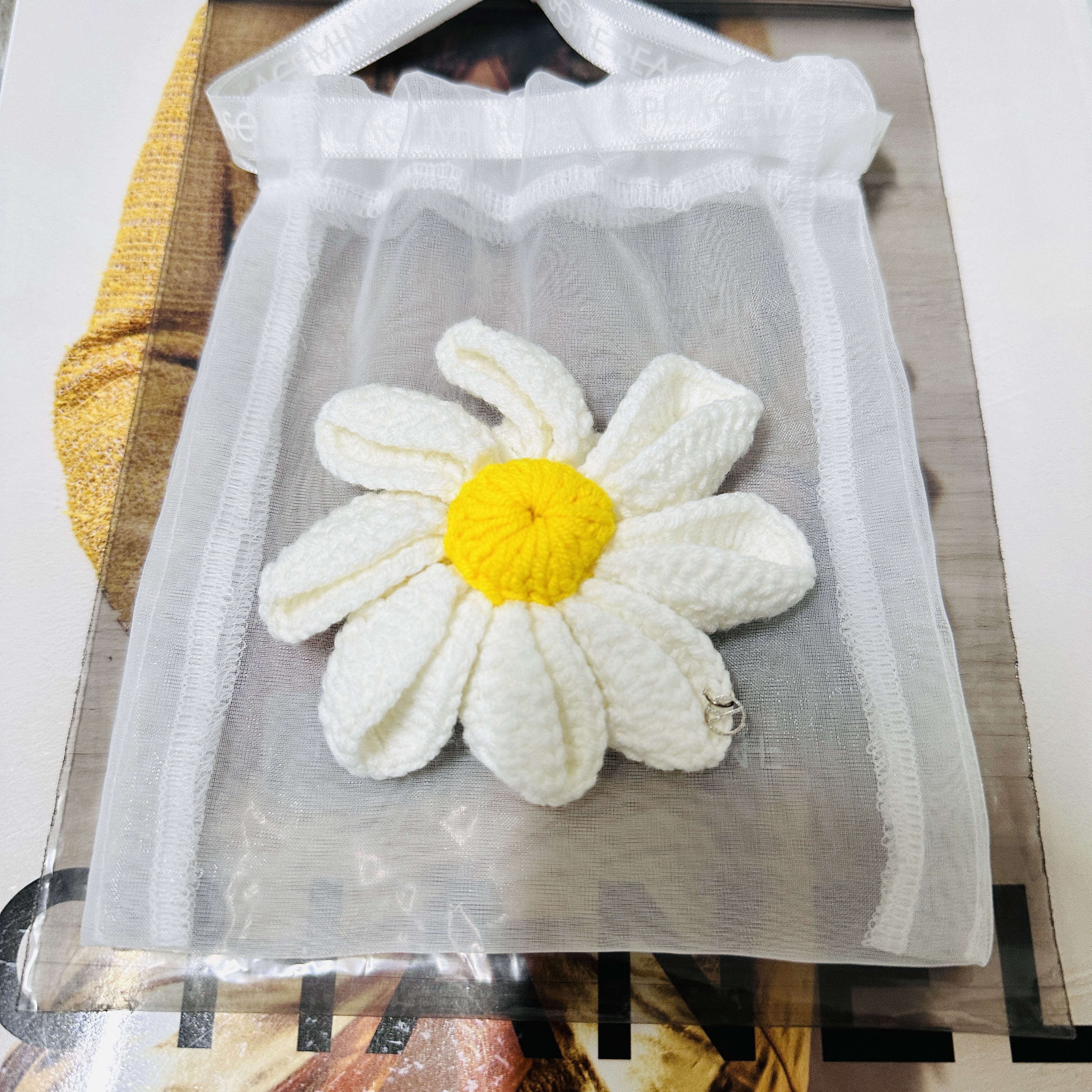 Peaceminusone Daisy Corsage #1 White 착용 스타일 - 2