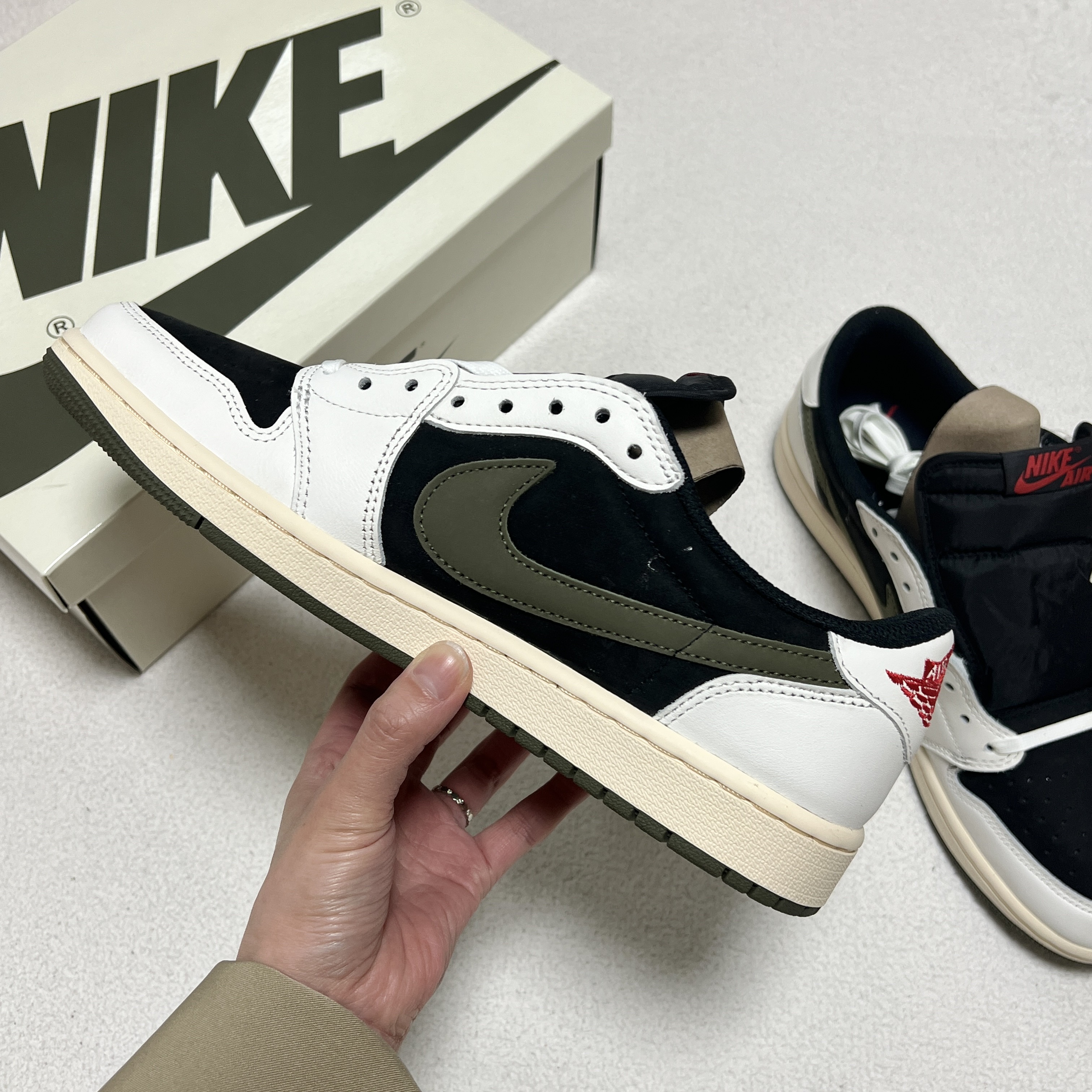 (W) Jordan 1 x Travis Scott Retro Low OG SP Medium Olive 착용 스타일 - 2