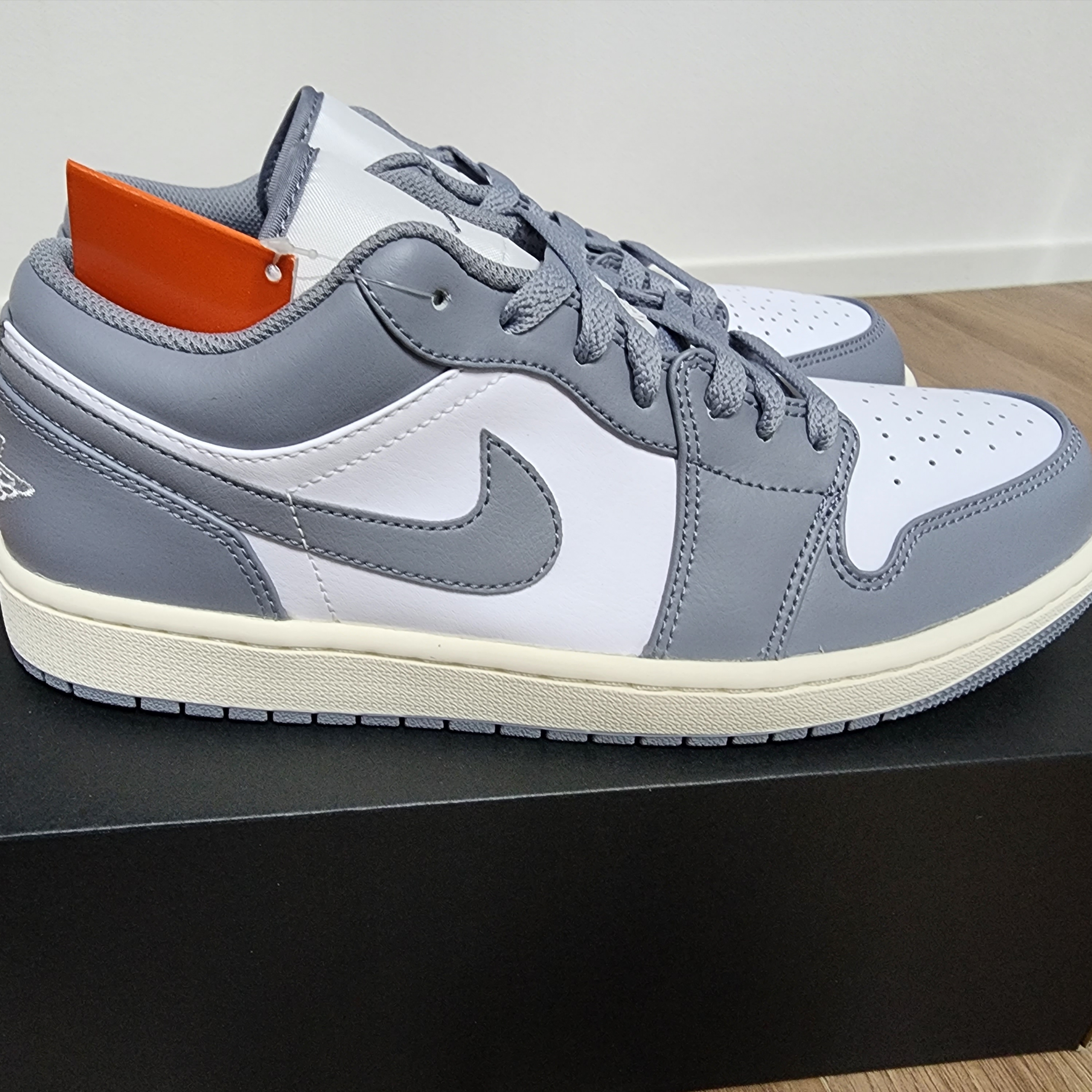Jordan 1 Low Stealth and White 착용 스타일 - 2