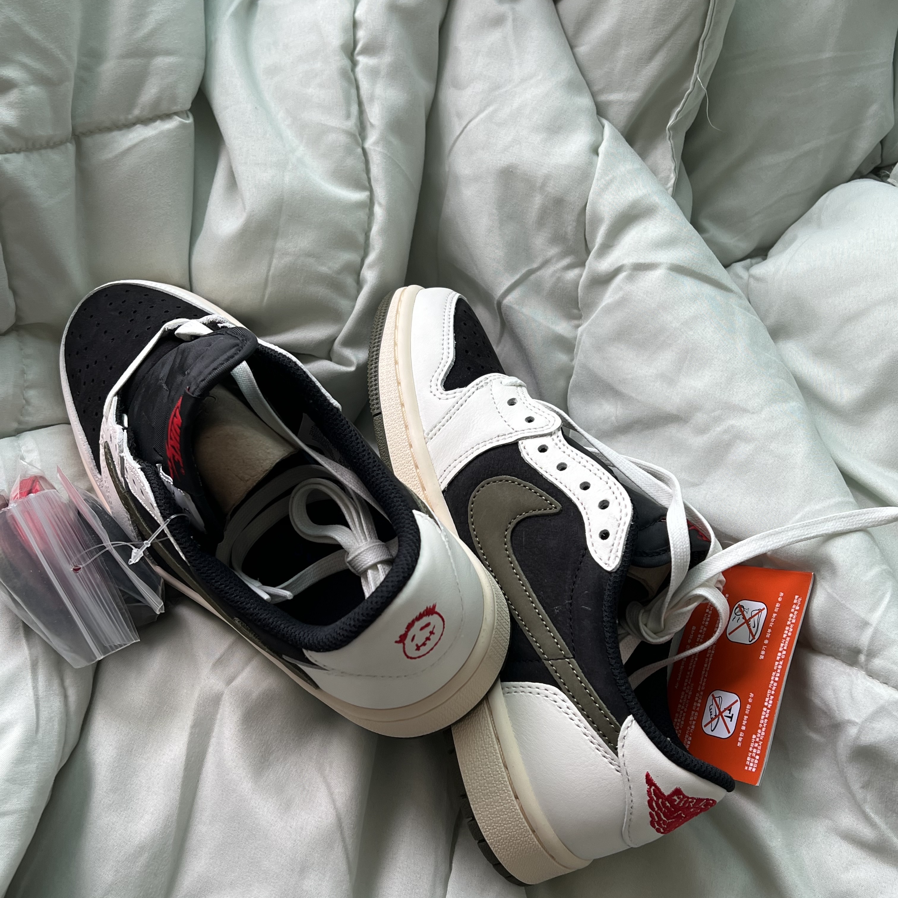 (W) Jordan 1 x Travis Scott Retro Low OG SP Medium Olive 착용 스타일 - 4