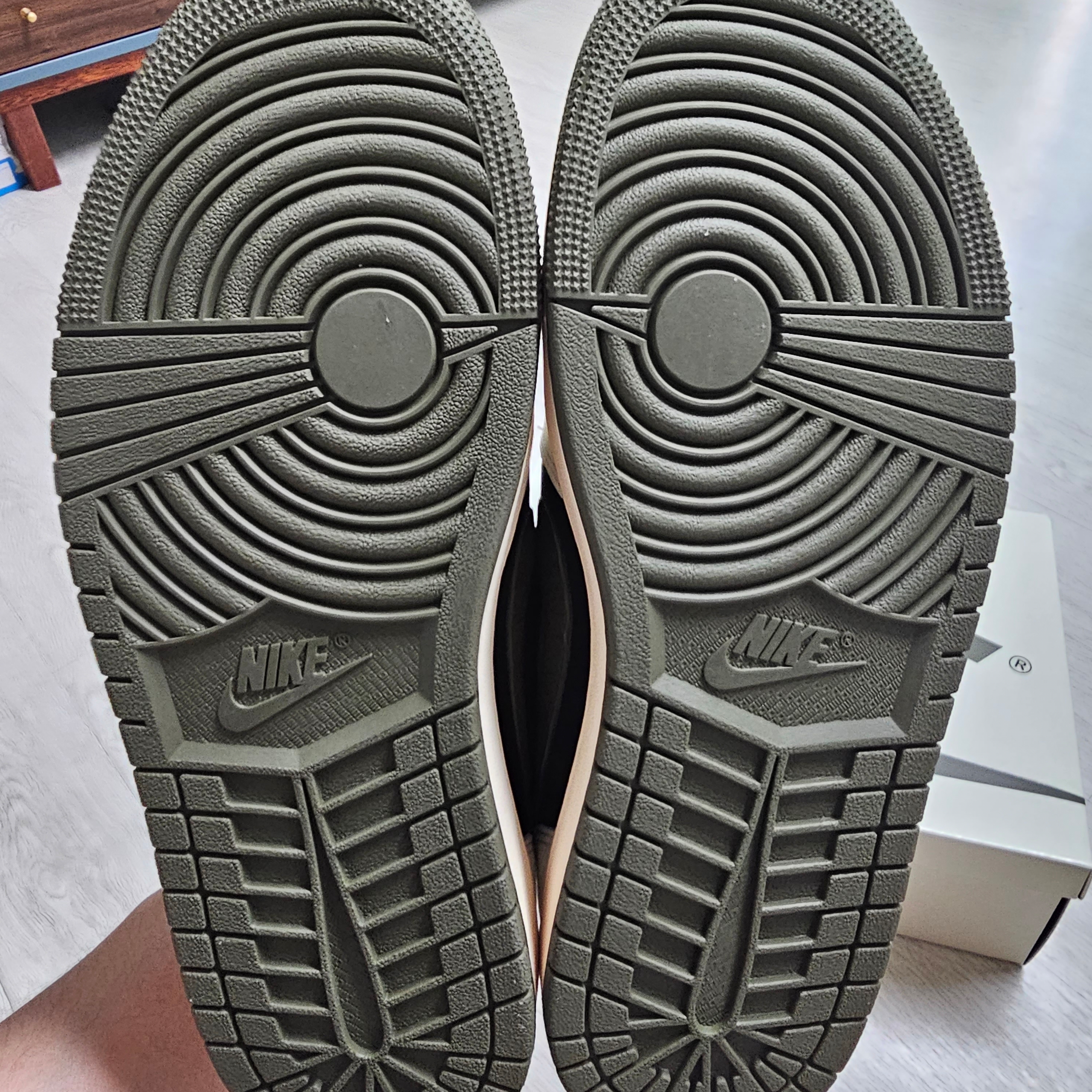 (W) Jordan 1 x Travis Scott Retro Low OG SP Medium Olive 착용 스타일 - 5