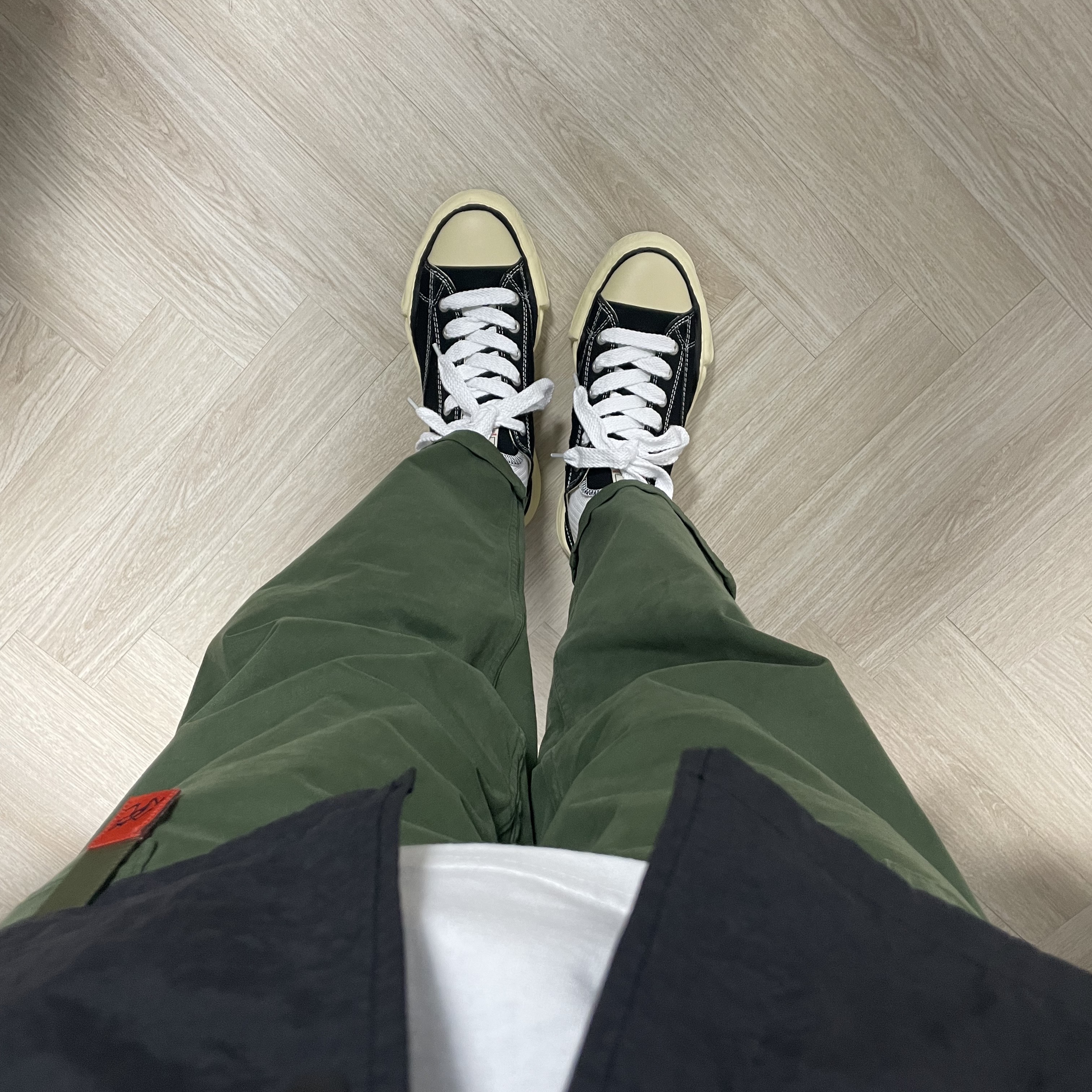 Maison Mihara Yasuhiro Peterson VL OG Sole Canvas Low-top Sneakers Black 착용 스타일 - 4