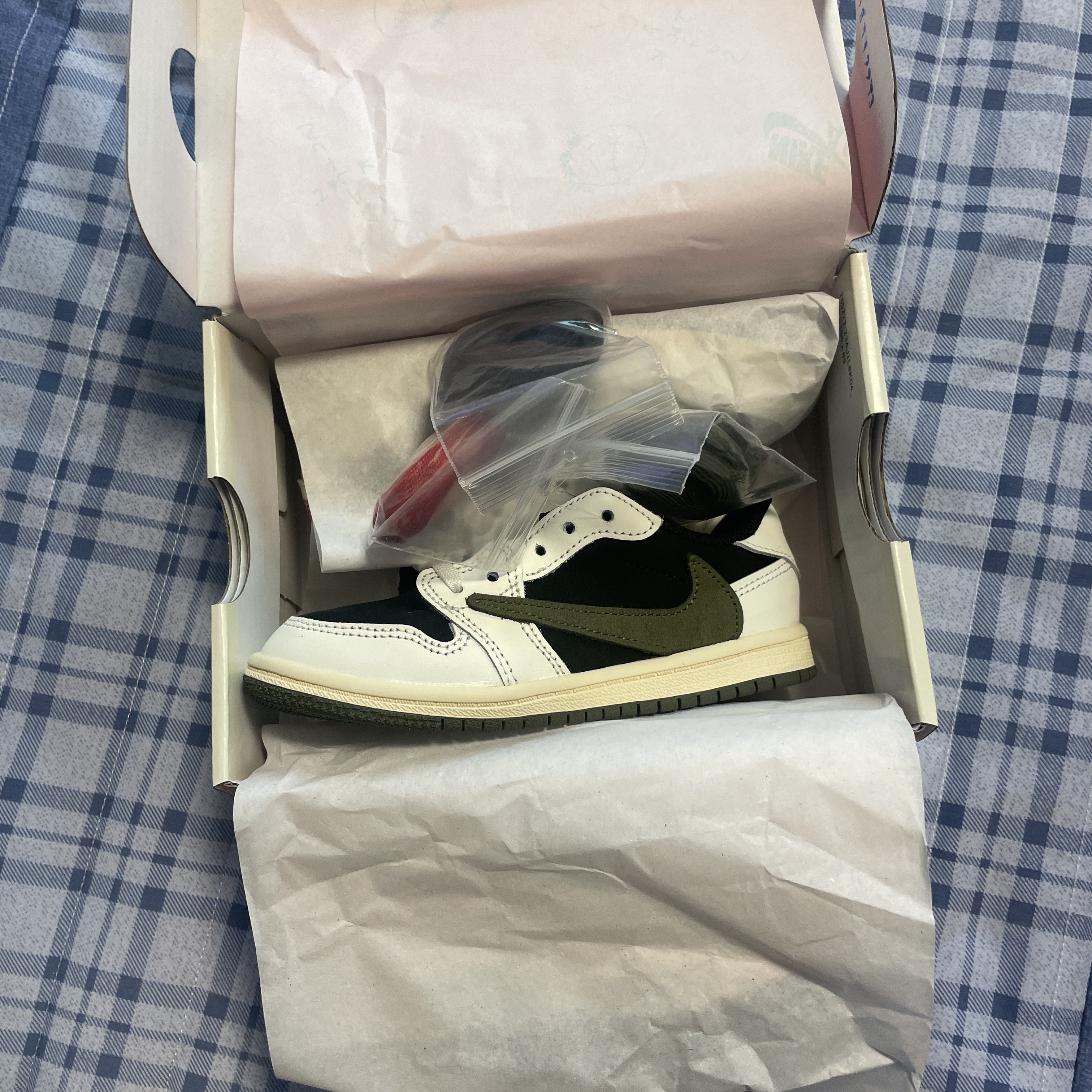 (TD) Jordan 1 x Travis Scott Retro Low OG SP Medium Olive 착용 스타일 - 1