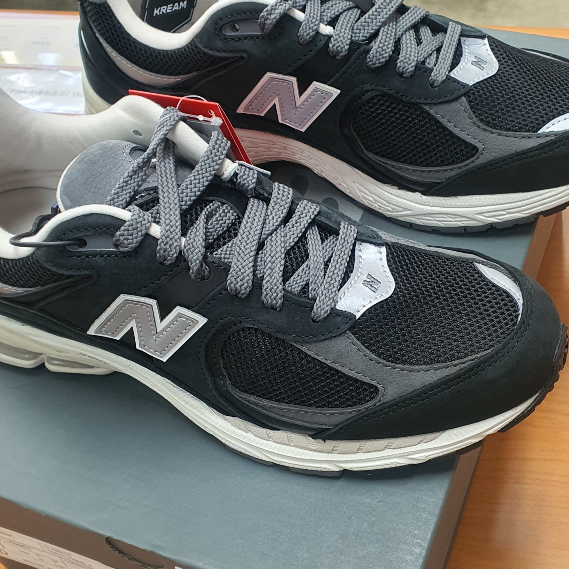 New Balance 2002R Premium Vintage Black 착용 스타일 - 2