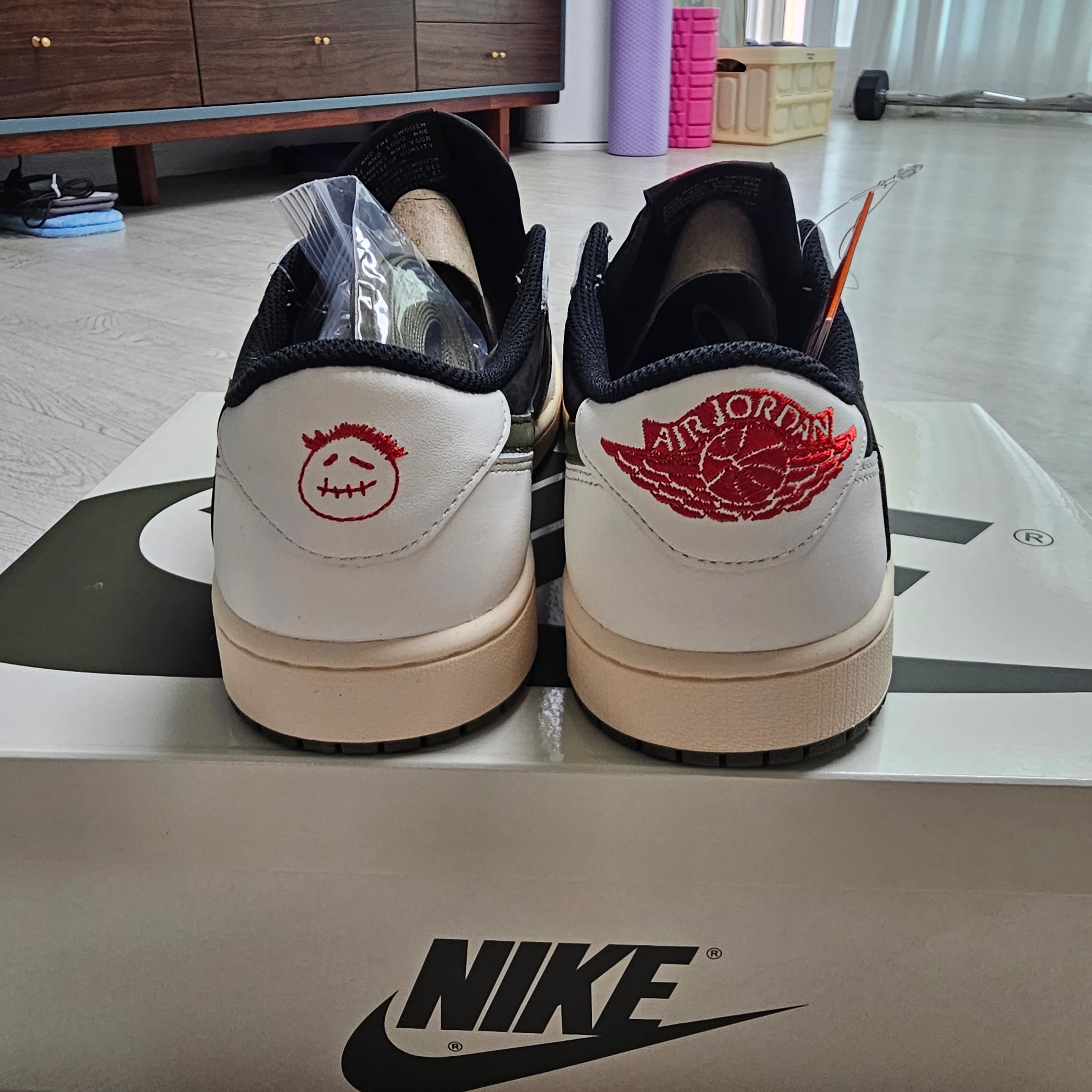 (W) Jordan 1 x Travis Scott Retro Low OG SP Medium Olive 착용 스타일 - 4