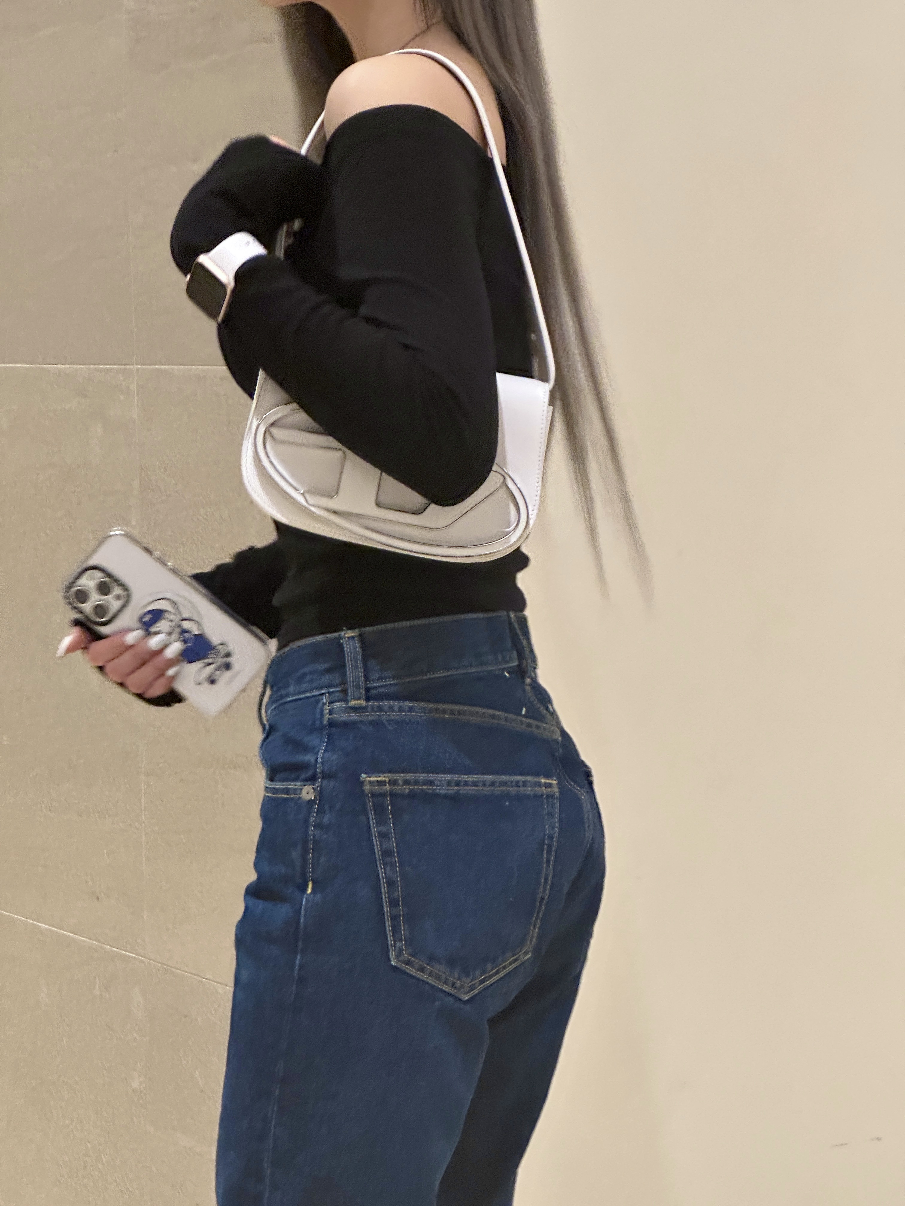 Diesel 1DR Shoulder Bag in Nappa Leather White, Maison Margiela Overdyed Cropped Jeans Dark Wash 착용 스타일 - 2