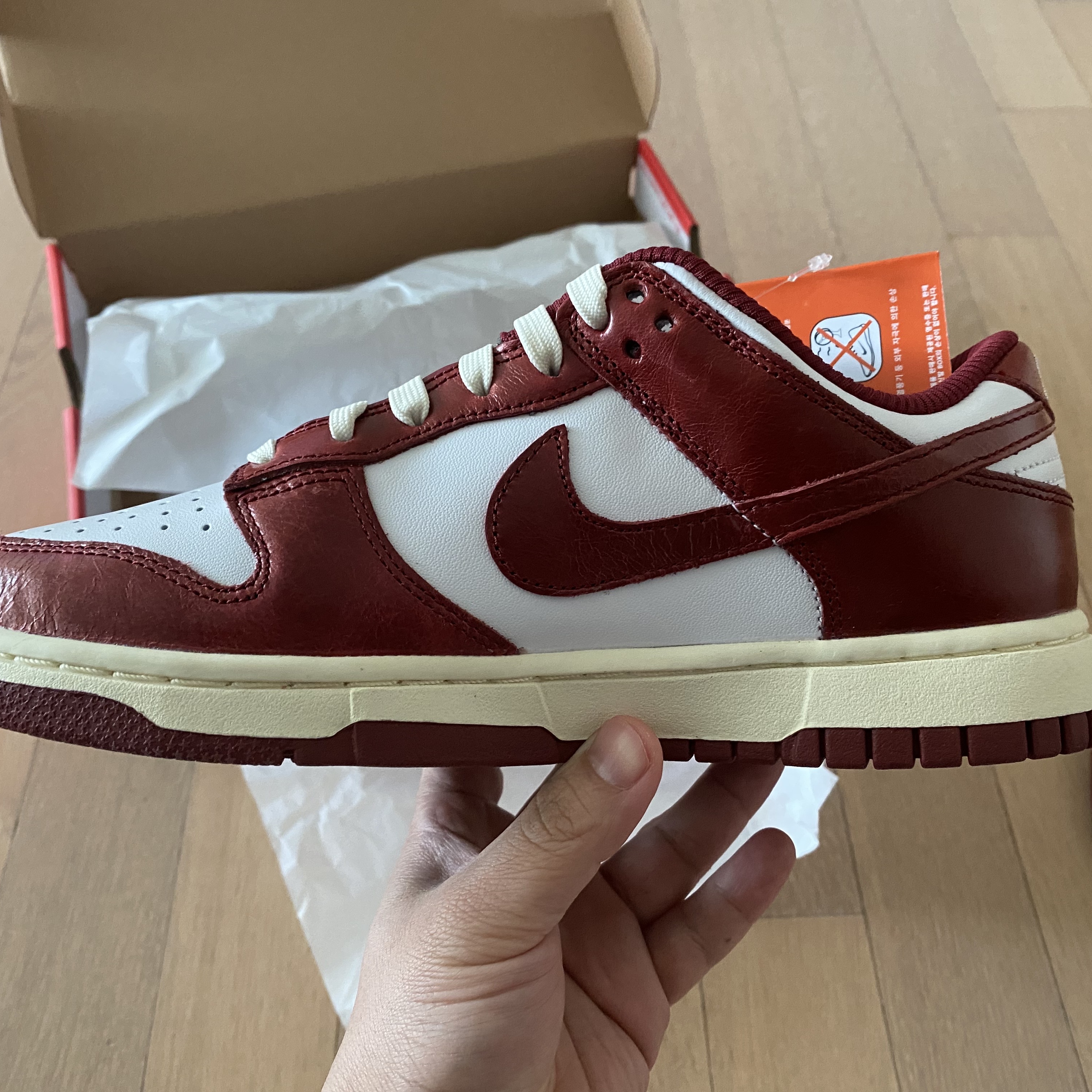 (W) Nike Dunk Low Retro PRM Team Red and White 착용 스타일 - 2