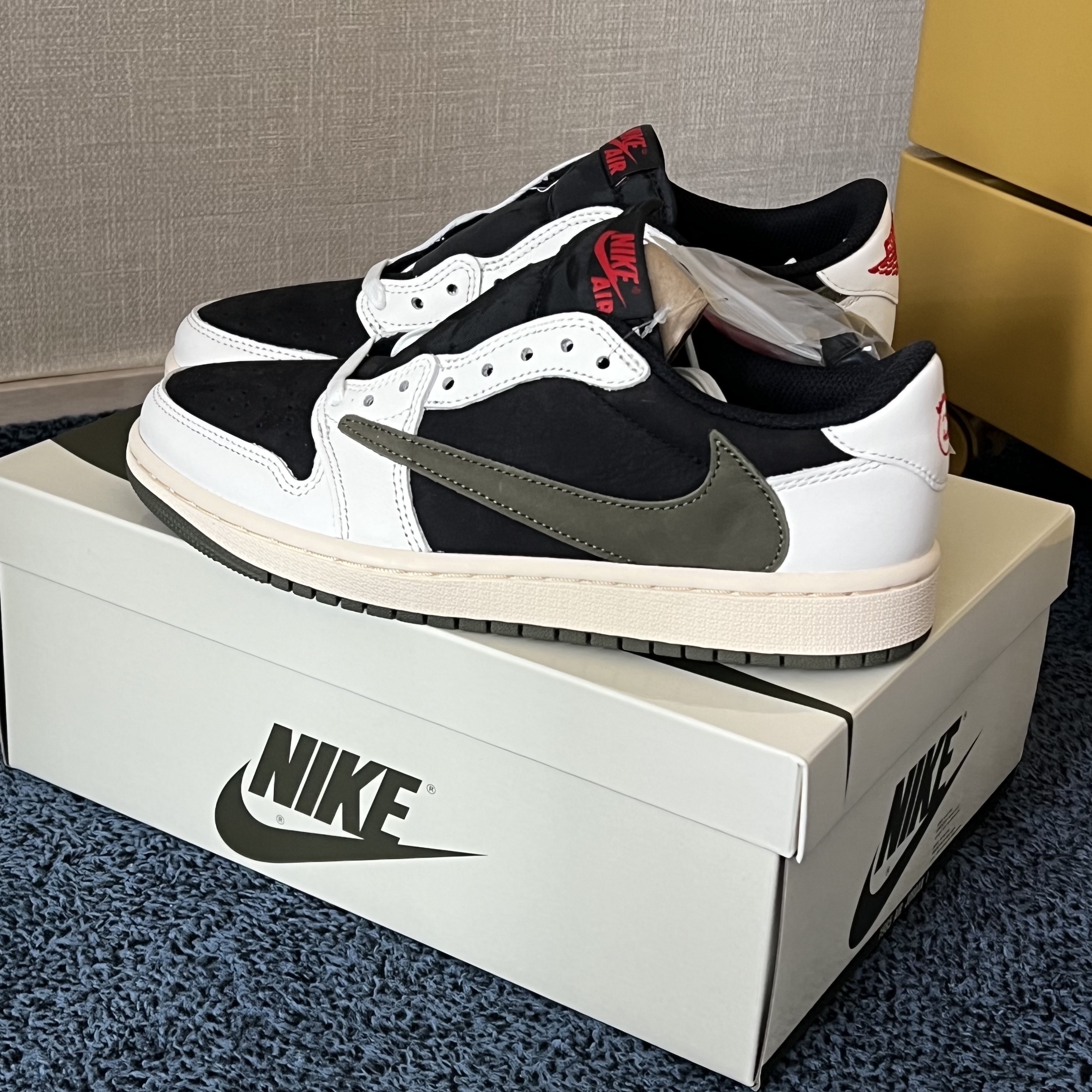 (W) Jordan 1 x Travis Scott Retro Low OG SP Medium Olive 착용 스타일 - 3