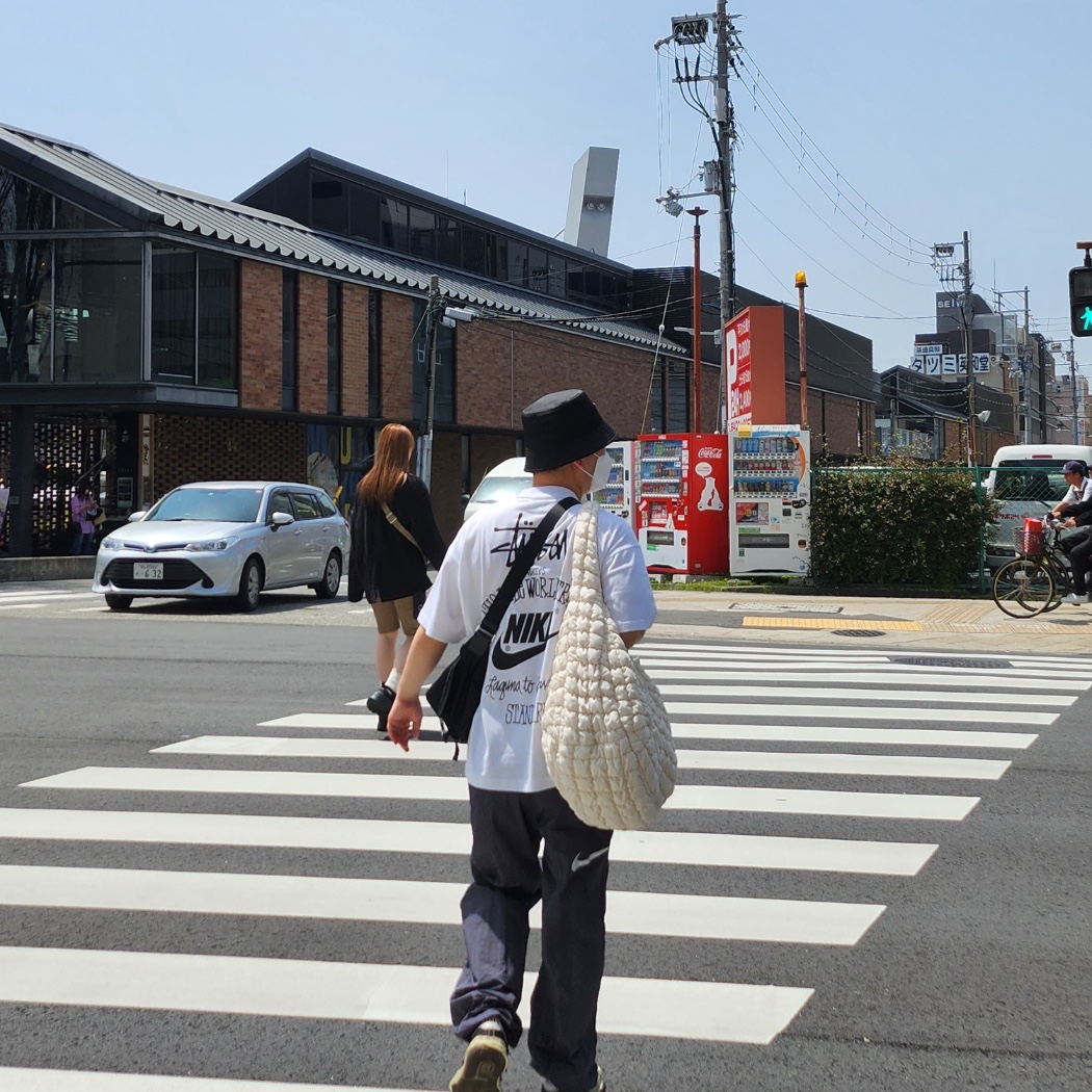 Prada Re-Nylon Bucket Hat Black, Prada Re-Nylon and Saffiano Leather Shoulder Bag Black 착용 스타일