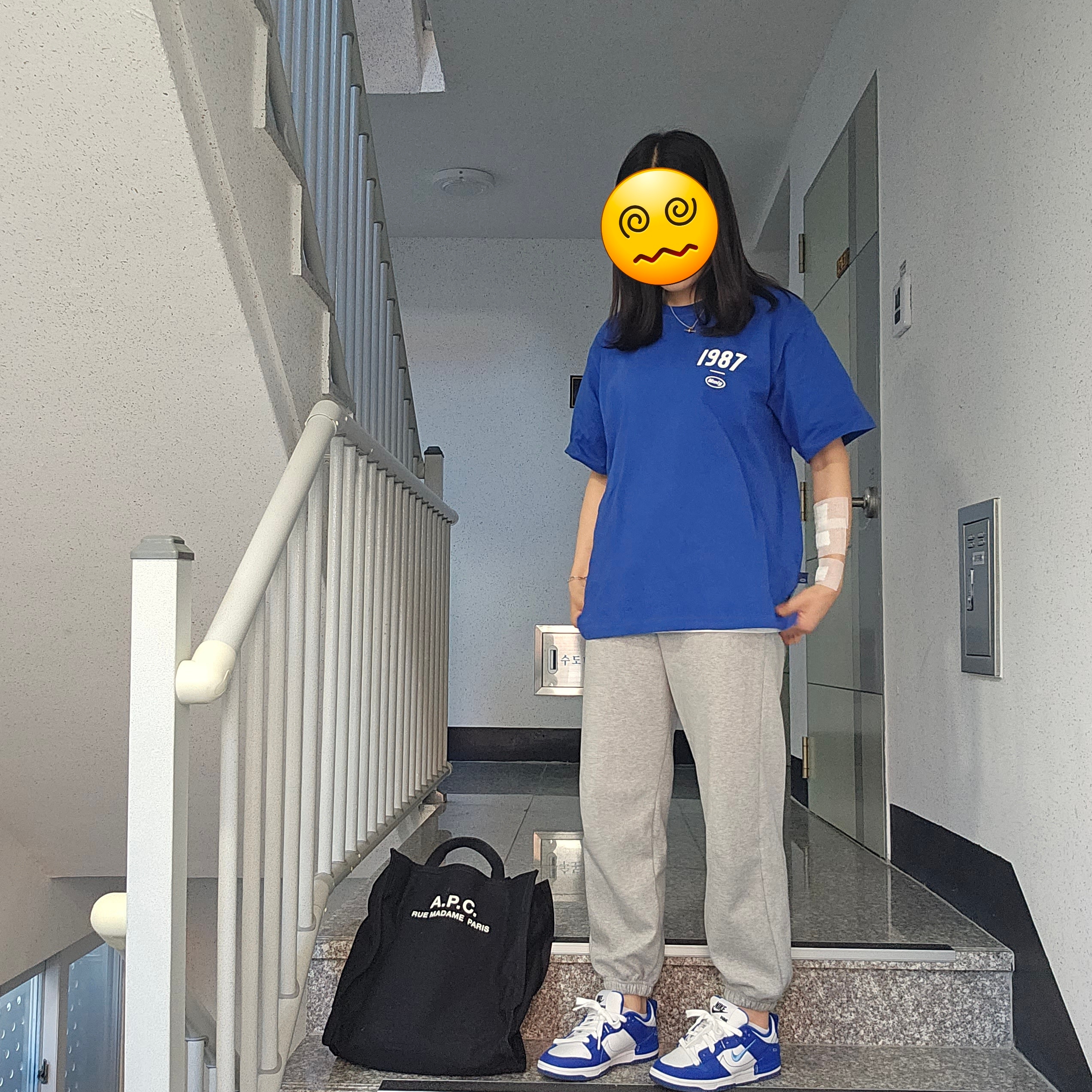 (W) Nike Blazer Low '77 Jumbo White Black Sail, (W) Nike Dunk Low Disrupt 2 White and University Blue 착용 스타일 - 4