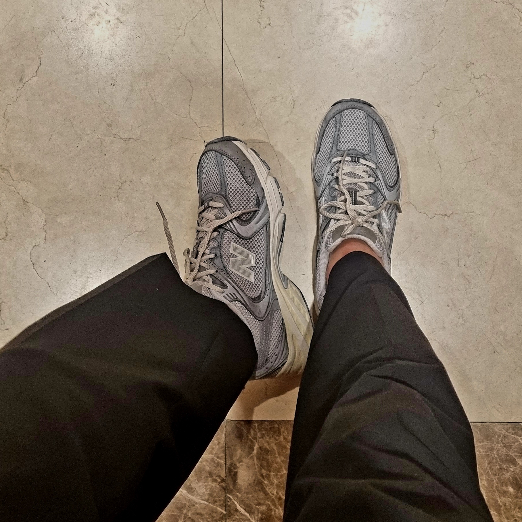 New Balance 530 Premium Vintage Grey Matter 착용 스타일