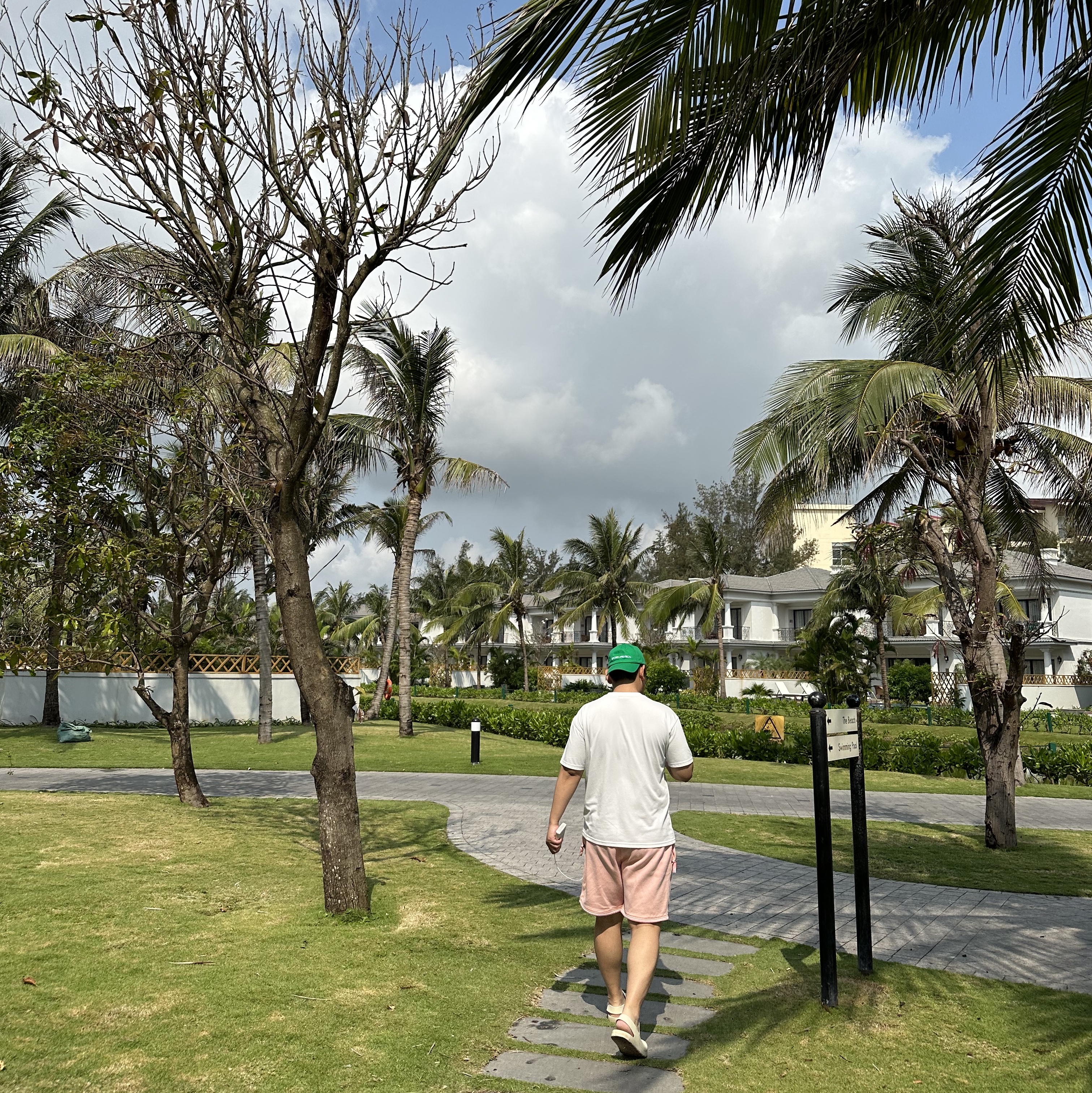 Nike NRG Solo Swoosh Fleece Shorts Bleached Coral - Asia, Bottega Veneta Puddle Sandals Sea Salt 착용 스타일