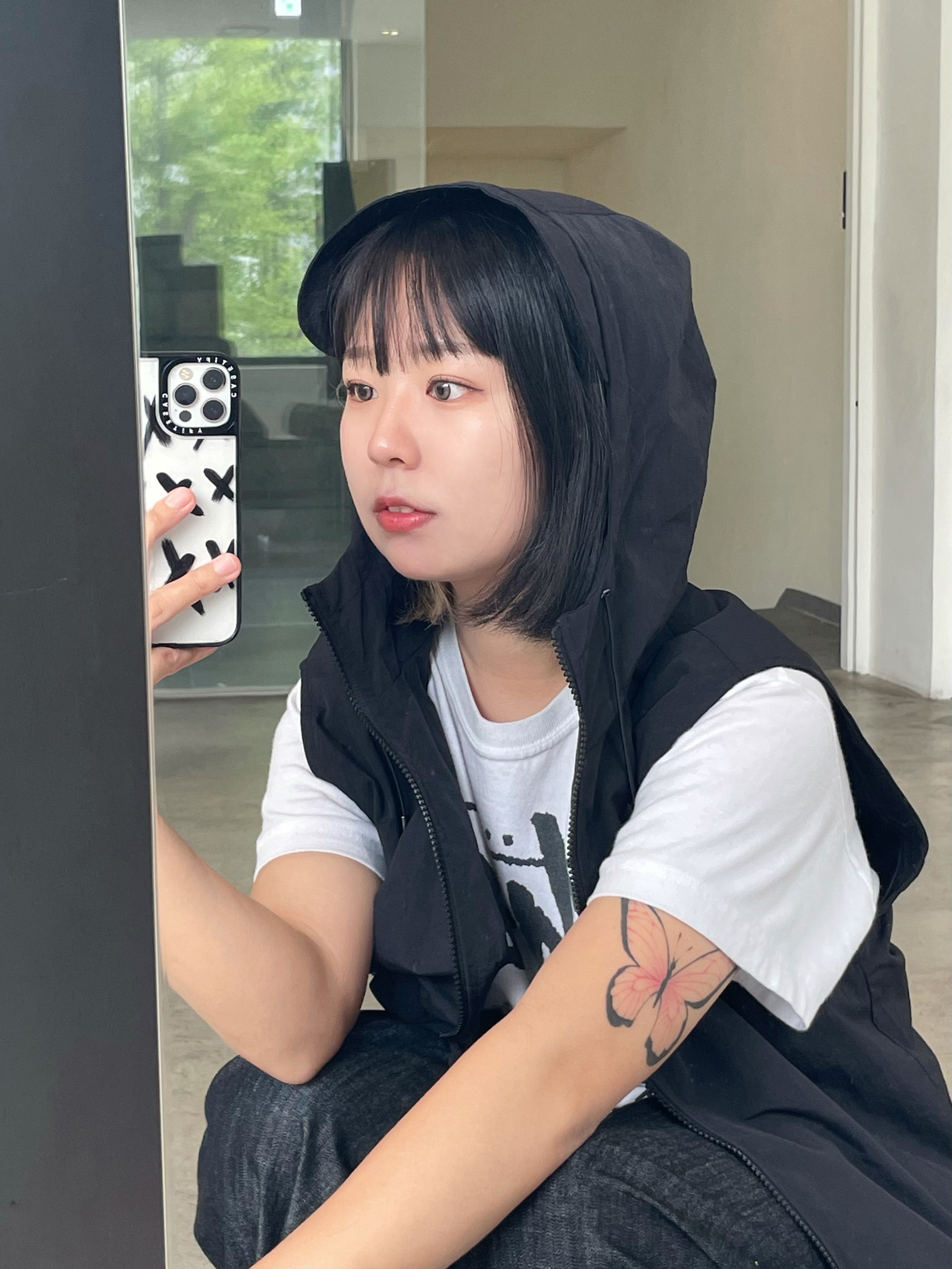 스투시 월드투어 티셔츠 화이트, (W) 조던 1 미드 그레이 포그 착용 스타일 - 2