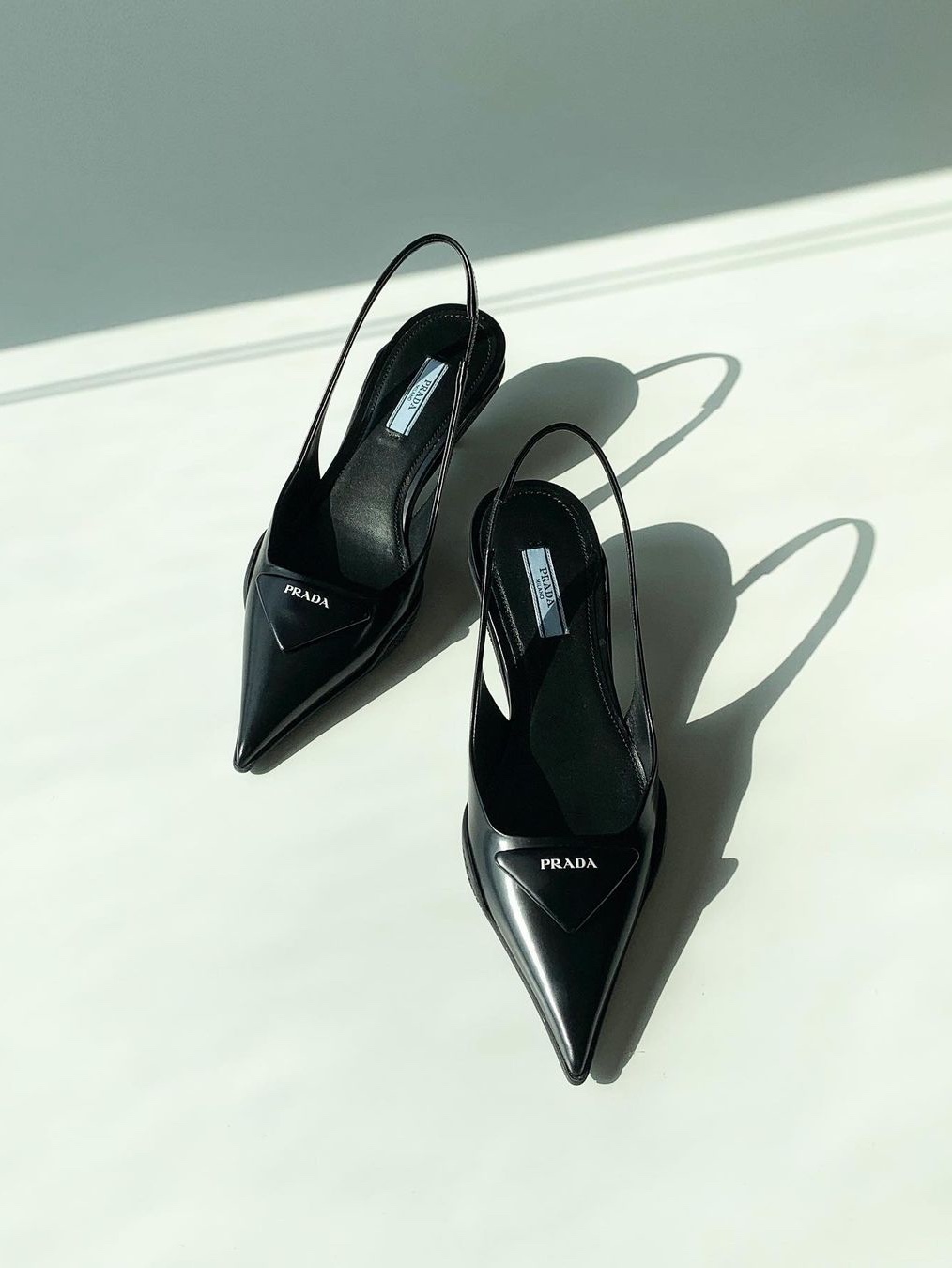 (W) Prada Brushed Leather Singback Pumps Black 착용 스타일