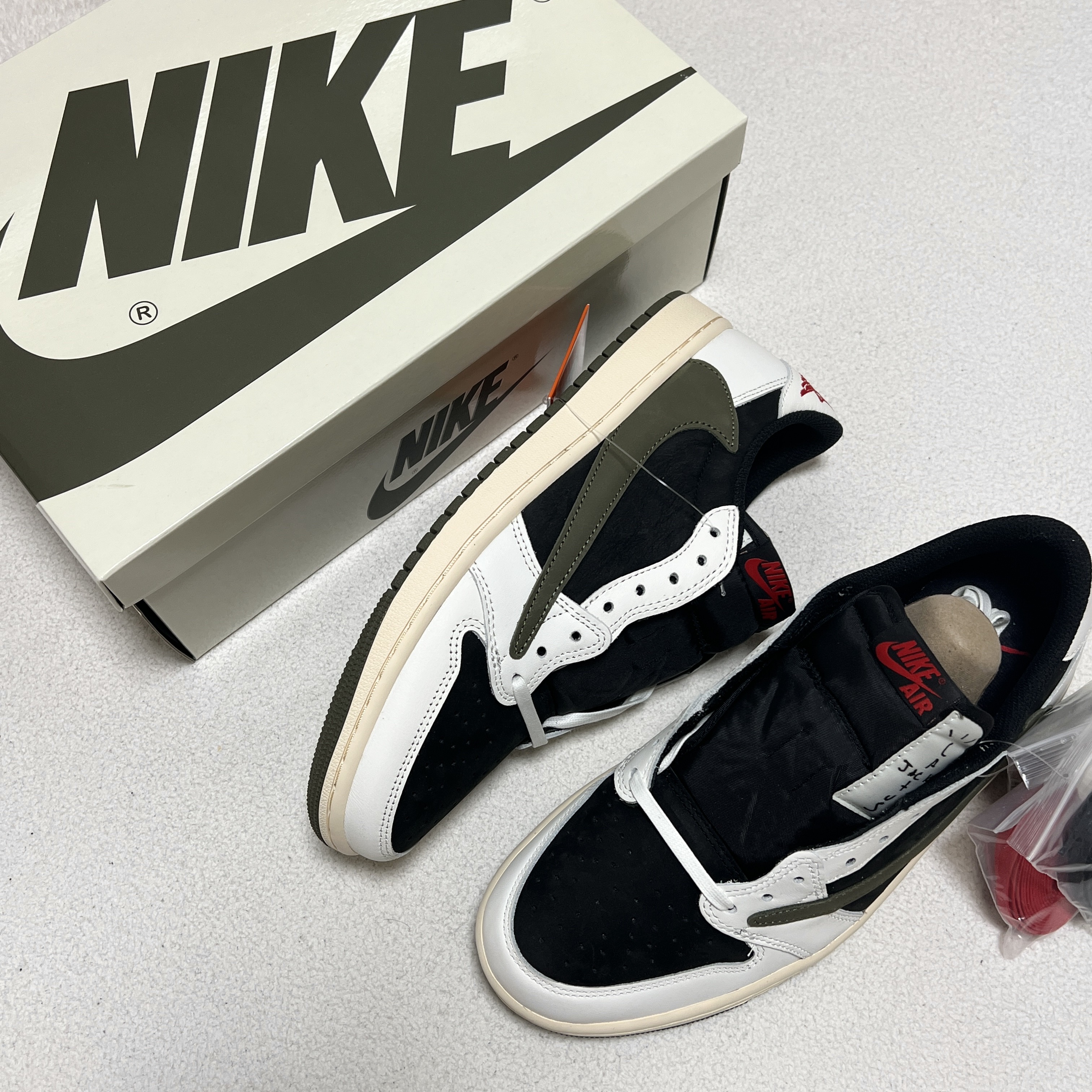 (W) Jordan 1 x Travis Scott Retro Low OG SP Medium Olive 착용 스타일 - 1