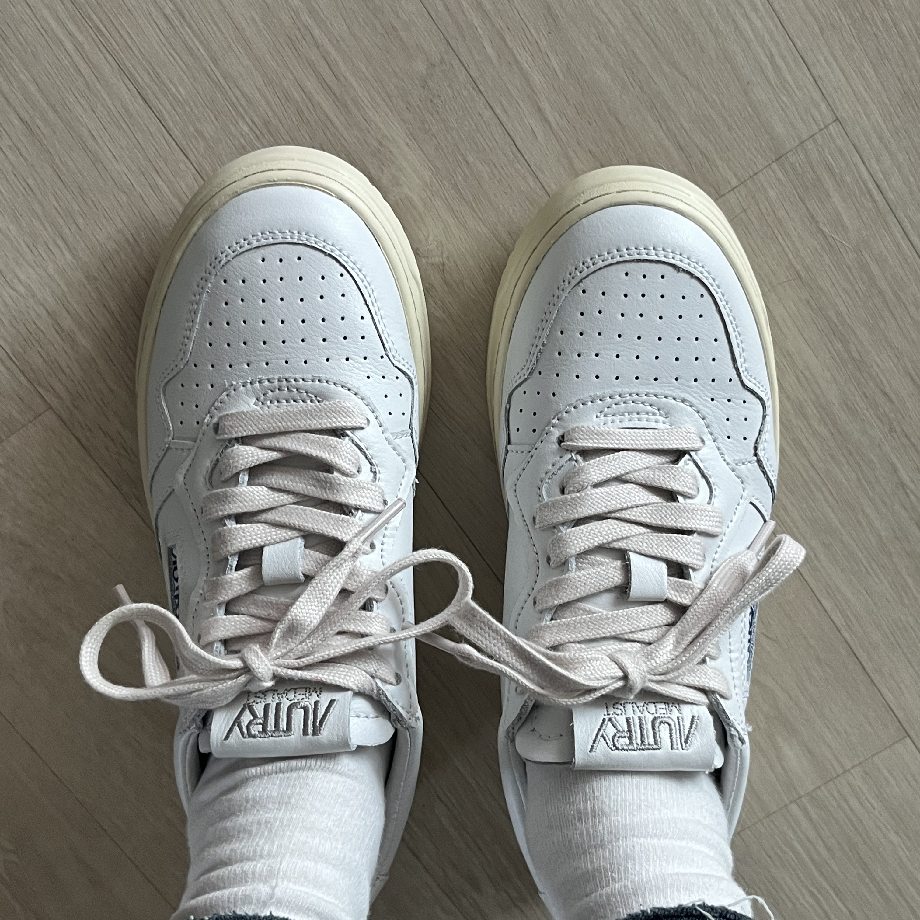 (W) Autry Medalist Low Leather Sneakers White 착용 스타일 - 2